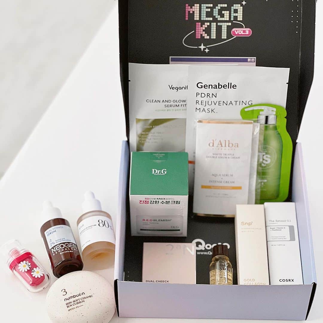のインスタグラム：「・ Qoo10 MEGA KIT Vol.3！！ オススメ新作アイテムやSNSで話題の定番商品など Qoo10が厳選した様々な韓国コスメが入ってるの💐  試してみたかったのもあるし嬉しい！！  ☑︎numbuzin：3番 ノーファンデ陶器肌トーンアップクッション ☑︎AMUSE：ジェルフィットティント 日本限定色 「東京チェリー」 ☑︎NEOGEN：リアルレチノールセラム ☑︎2aN：デュアルチーク  ☑︎TSシャンプー ☑︎Genabelle：PDRNリジュビネイティングマスク ☑︎Dr.G：レッドBCスージングクリーム  ☑︎Veganifect：クリーン＆グロー青い麦つやつやキメセラムフィットマスク ☑︎Snp：ゴールドコラーゲンインテンシブアイクリーム ☑︎Anua：ドクダミ80％水分鎮静アンプル ☑︎d'Alba：ダブルセラム&クリーム 13g ☑︎SKINFOOD：ゆずCダークスポットクリアセラム 14ml ☑︎COSRX：RXザ・レチノール0.1クリーム 20ml   20%メガポキャンペーン中！ 購入金額の20%が返ってくる７日間！ メガポタグの付いている対象商品を購入すると 購入金額の20%がポイント還元されるよ✨ チェックしてみてね✔️  #PR#Qoo10MegaKit#Qoo10#メガポ」