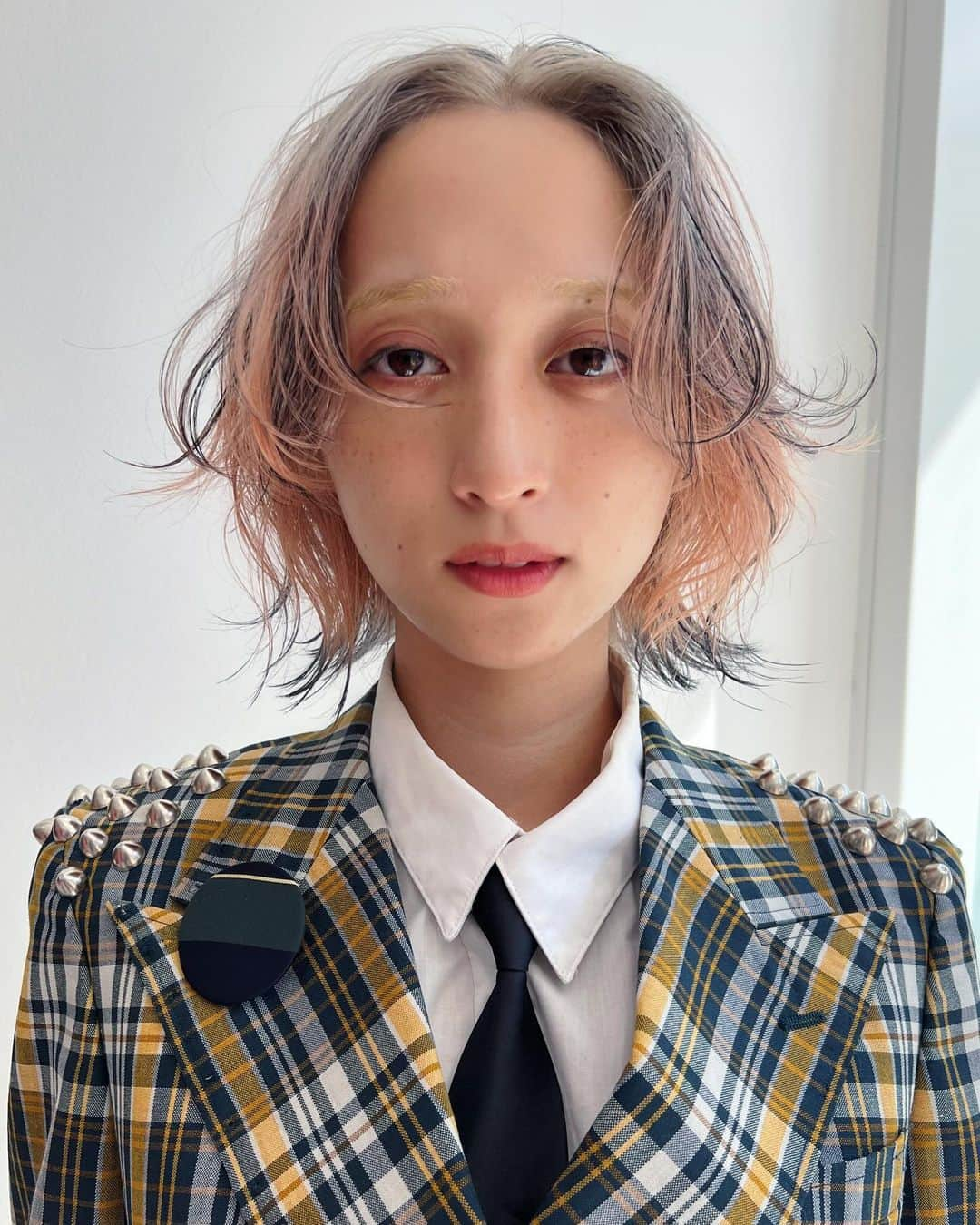 内田聡一郎のインスタグラム：「after→before✂️  エアリーなスイングボブ オフブラックを使ったローライト  @enog_bymilbon  new line 「Off Black」 落とせる黒　debut  hair @soucuts  make @leco_sakuma  fashion  @leco_miyuu  @leco_nene   オフブラックローンチセミナー  DAY8 ツアーファイナル！ in松山 満員御礼🙏🏻 ありがとうございました🫶🏻  久々にゆっくり観光できて楽しかったな♨️  #落とせる黒  #エノグカラー #ENOG #ミルボン #新色　#黒 #ブラック #落ちる黒 #落ちる黒染め #ビフォーアフター #髪型ビフォーアフター #デザインカラー #ハイトーンカラー #長め前髪 #センターパート #ミニボブ #ボブ #ミルクティーカラー #ベージュカラー #デザインカラー #ピンクカラー #愛媛　#松山　#道後温泉  #足湯　#みかん #鯛飯 #温泉むすめ」