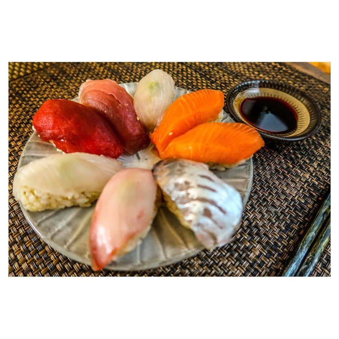 江口雅也さんのインスタグラム写真 - (江口雅也Instagram)「先日久しぶりにお寿司を握りました🍣 スーパーではなく、地域密着の古くからある魚屋さん。 長く続く＝信頼。 仕事も人間関係も同じですね。 インボイスが始まったり、これからを更に見据えないとなと日々感じます。 今も昔も変わらない『人と人』『人間力』を信じてコツコツやるのが1番です。  ・握り（中トロ　マグロ　サーモン　平目　カンパチ 　　　　アジ）  ・蓮根金平 　（きのう何食べた？　で西島さんが酢を入れてたので　　　 　　真似しました）  ・リッツにスモークサーモンクリームチーズのせ 　（@minami__aya  あやさんのメニュー参考） 　　  ・伊根満開 （京都の希少な日本酒で、 @miyabi_brandcommunications  さんから頂きました🙇‍♂️）  #cooking  #cook #cookingtime  #cookingathome  #料理男子 #自炊男子 #モデル飯 #小石原焼き  #小石原焼を使おう  #福岡 #東峰村 #器のある暮らし  #器のある生活」10月2日 20時06分 - masaya0429