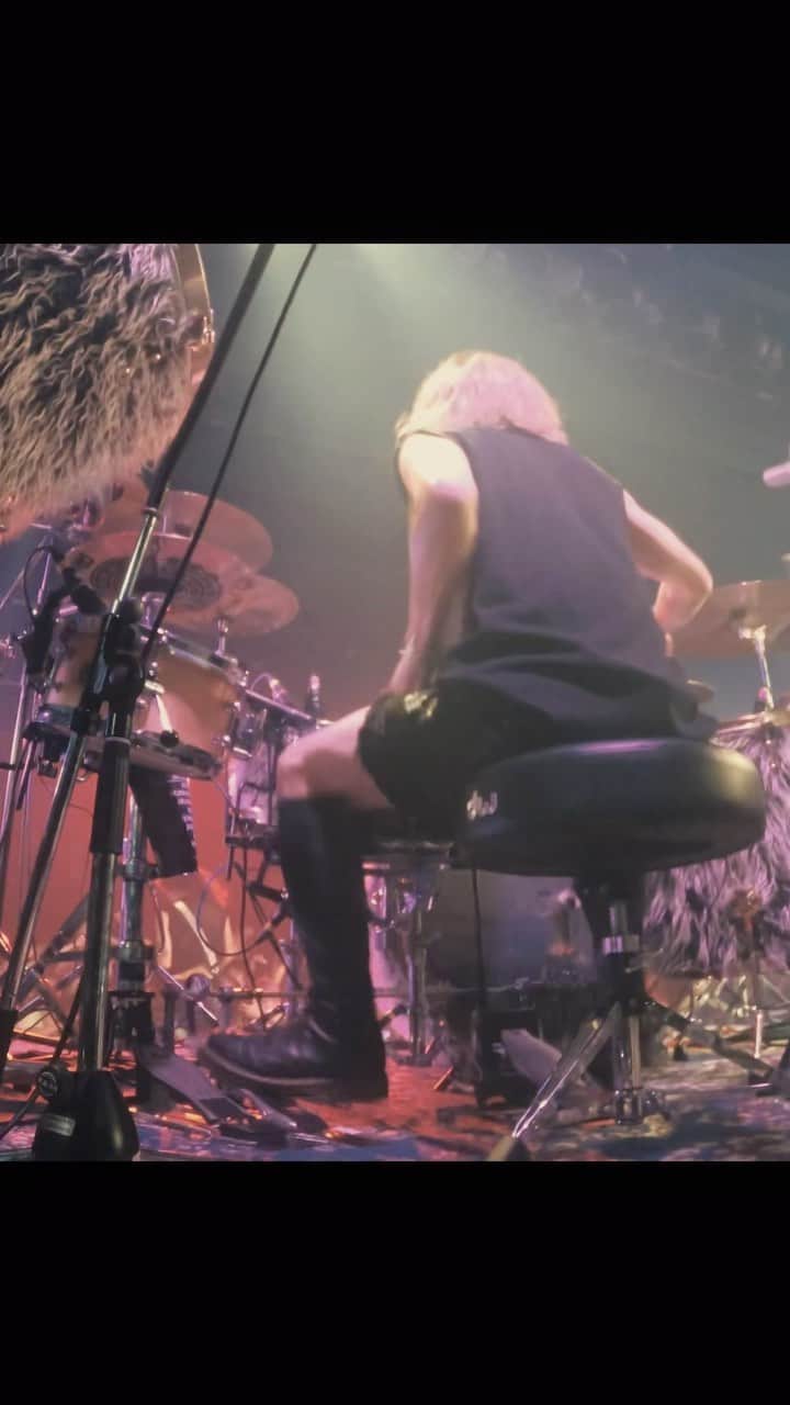 Tatsuya Amanoのインスタグラム：「Live at DAWN tour Nagoya🥁🔥 ⁡ song : Kill 'Em All ⁡ DAWNツアーでやってたドラムアレンジ結構お気に入り✨ ⁡ #Drums #DrumCam #SJCdrums #meinlcymbals #promarksticks #Roland #pearleliminatorredline #Lewitt #ZoomH8 #ドラム」
