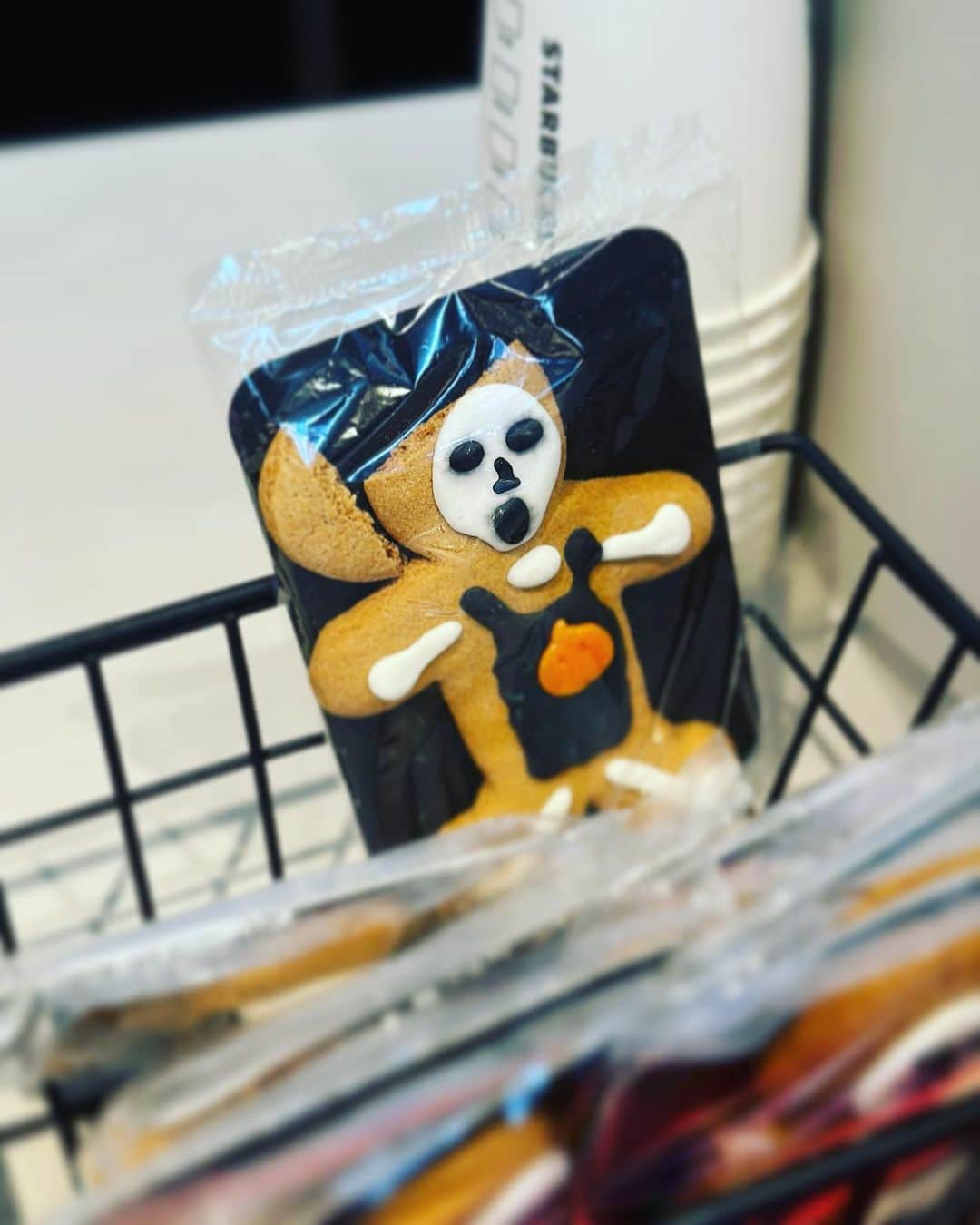 エドガー・ライトさんのインスタグラム写真 - (エドガー・ライトInstagram)「This Starbucks Halloween cookie comes pre-decapitated for ease of use.」10月2日 20時08分 - edgarwright