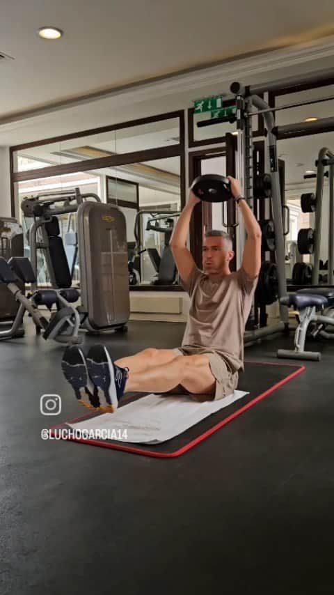 ルイス・ハビエル・ガルシア・サンスのインスタグラム：「MONDAY Long flights, long days and different day routines, but managed to make core and legs workout. Do a bit it's more than don't do anything, remember, everything counts.  Have a great week guys!! #morethanagame #workout #Monday」