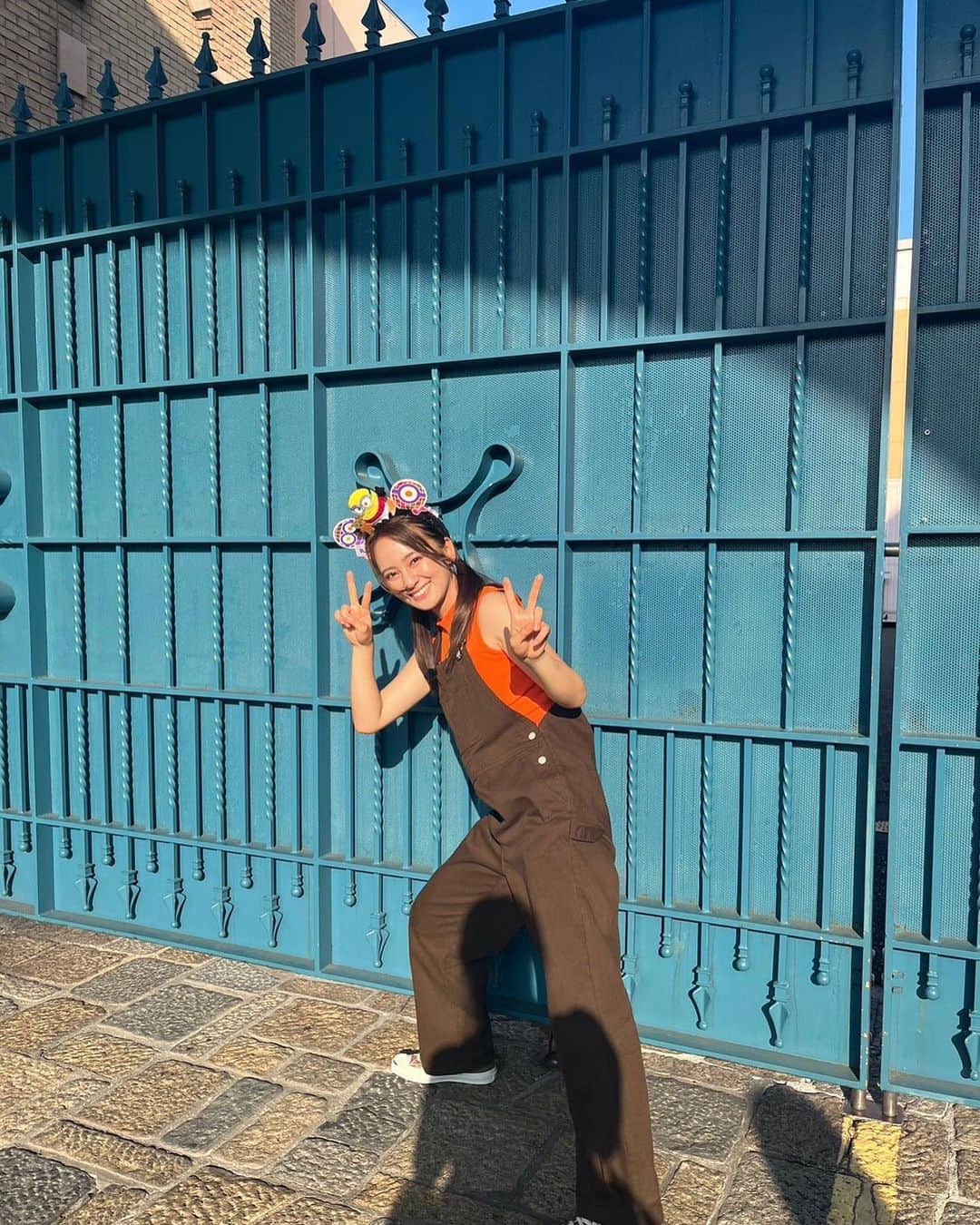 岡田結実のインスタグラム：「告知し忘れちゃったんだけど、 シューイチさんのロケで 景井ひなさんと宮下草薙さんとユニバに行ったのだ！！！！☺︎  シューイチさんのロケ毎度楽しいし、メンツ最高すぎたし、ユニバもユニバのスタッフさんも全部最高すぎて、  岡田チームはしゃぎすぎたよね☺️💚 ユニバ一生すき。。。 ハロウィンナイト、はちゃめちゃに怖かったけど、また行きたい チャッキーに関しては、怖すぎて　最後宮下さんと肩組んで仲良くダッシュしたよね🧖🏻‍♂️笑笑  マネージャーちゃんがミニオンポップコーンくれた写真可愛いから載っけとく〜！！ 仲良いヘアメイクさんに抱きついてる写真も笑 カチューシャ買ってくれた　2人ともありがとう。。  楽しすぎたんだけど、写真の顔全部すごい顔してた🫡🍆」