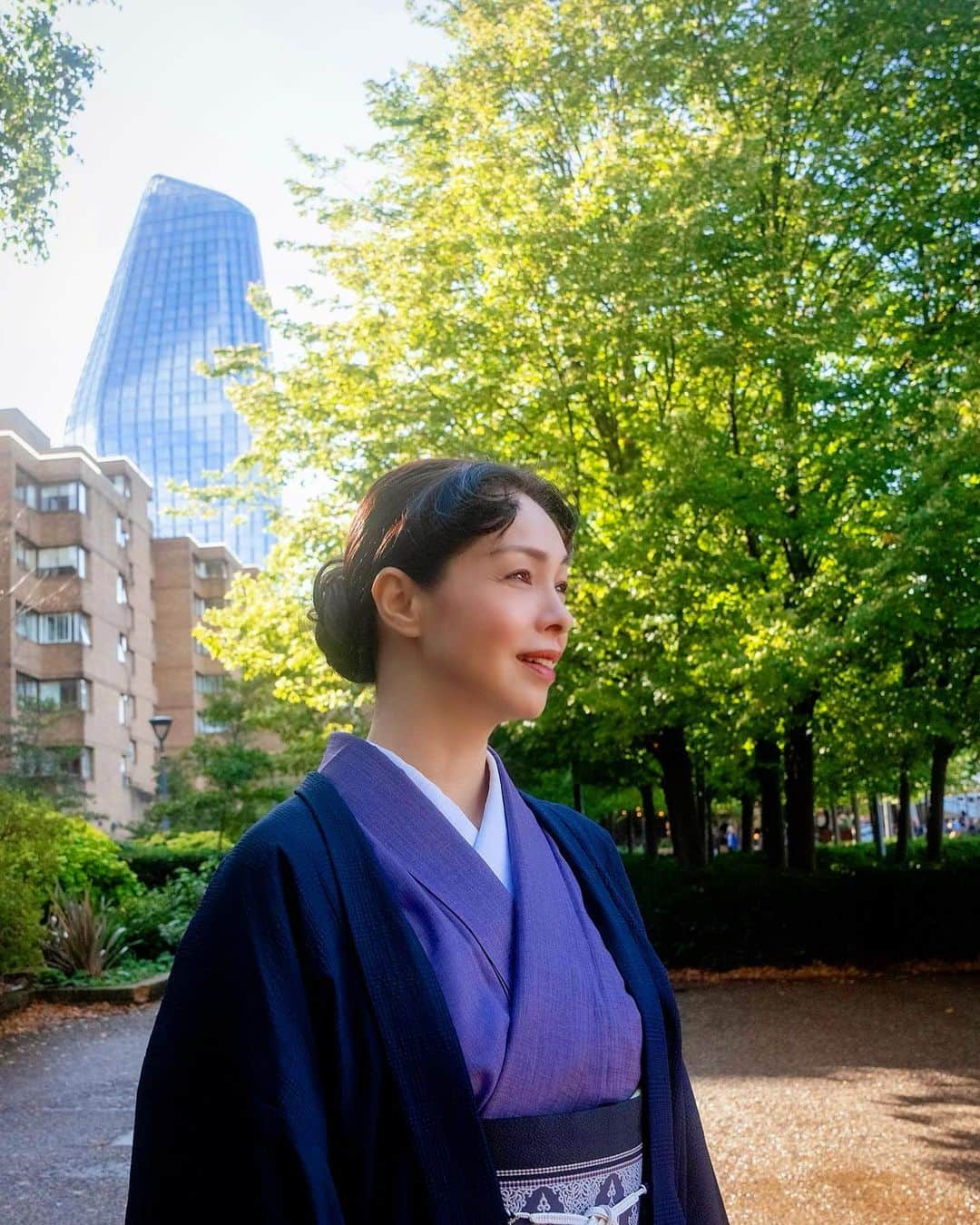 川原亜矢子のインスタグラム：「美術館へ #london #tatemodern #travel #museum #kimono #イギリス #テートモダン #着物」