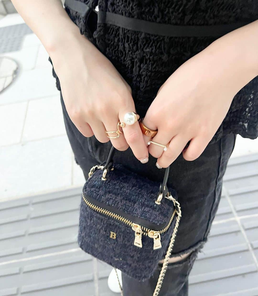 のインスタグラム：「🖤🤍🖤🤍  ３つセットのリング💍 大きなパールがアクセントで可愛い♡♡ Amyのリングの中でも、私が普段使いしているきとが多い♡♡ リング何つけようかなぁ？と迷った時に よく手に取っちゃいます🥹🫶🏻💍  明後日がいよいよ搬入で、 popup準備に追われています、、😤✊🏻 頑張るぞ〜 ルミネエスト新宿でお待ちしていますね🥰」