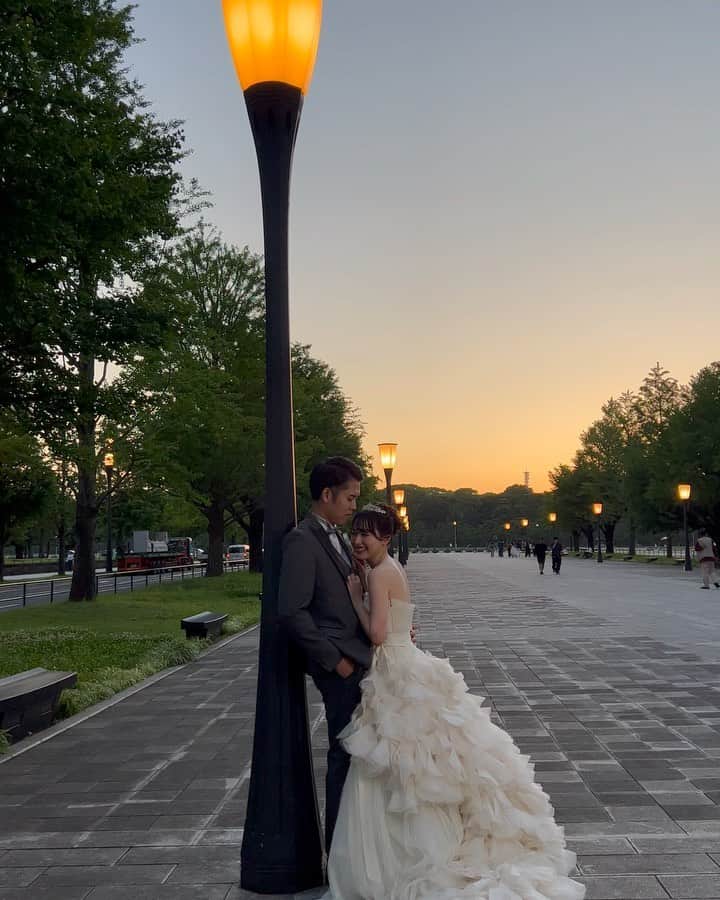 待鳥志織のインスタグラム：「前撮りの時の動画も残しとこ🎥✨ 向き合ってる時は基本鼻息吹きかけられてました😅 ・ #前撮り#東京駅前撮り#フォトウェディング」