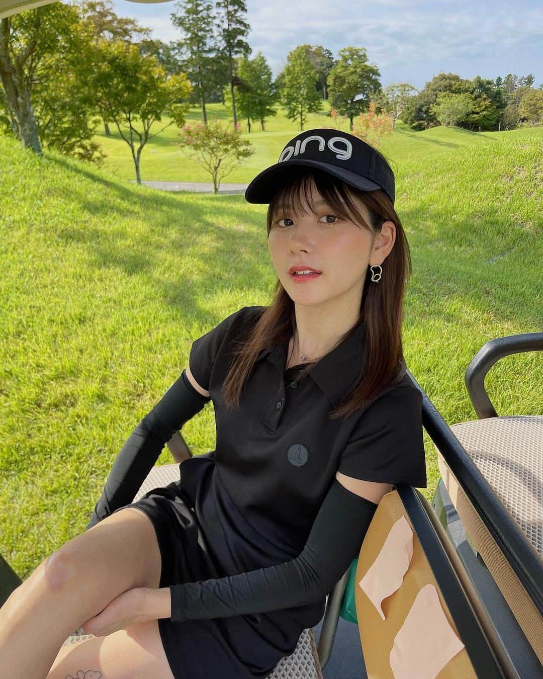 大塚愛里（あいにょん）のインスタグラム：「前半42で回れたの初めて⛳️🤍 後半はズタボロでしたがっ。 今月、ゴルフの予定たくさん🍂 #膝に大きなあざ」