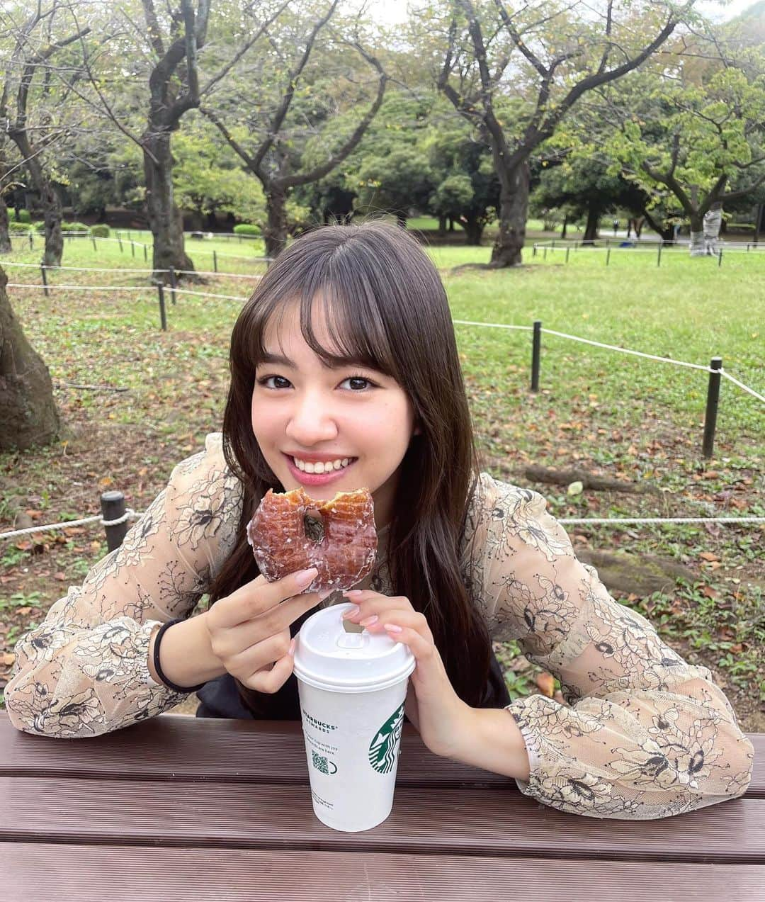 中嶋桃花のインスタグラム：「I'm donut ?  行ってきました🫶🏻  念願〜！！！ 公園で食べてたらカラスに狙われて、格闘しながら撮った写真達です。。笑  この時3羽くらいに囲まれてて、内心ドキドキヒヤヒヤでした。 上手く隠せてる？笑  東京は駅から駅まで結構近くて意外と目的地まで歩けちゃうのが嬉しい☺️ 今日も過ごしやすい気候だったからたくさん歩いたよ〜  幸せな一日でした😋」