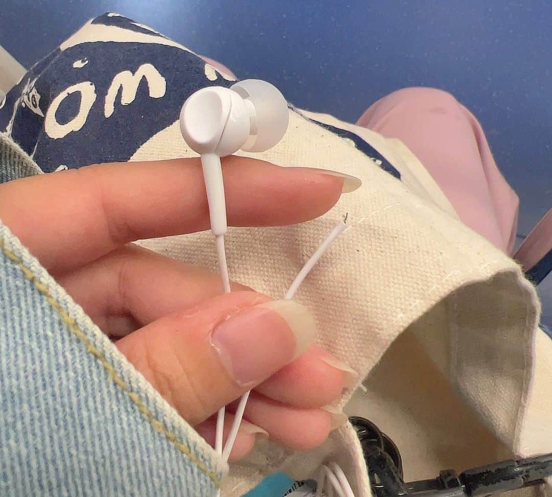 のインスタグラム：「お前なんでそんなとこからちぎれるんや！ イヤホン片耳だけ生活だわ…  そんな本日20時30分からラジオ『IxCトレイン』です📻 今回のテーマは【グルメ映画】🍽 ぜひイヤホンの方は両耳で👂 ツイキャスも同時生配信！  過去ラジオ▶︎http://fmcube.tokyo/23ixc.html ツイキャス▶︎ https://twitcasting.tv/muserinfo.php?mode=view&tuser=c:fmcubetokyo#fullscreen  ・  #神田ミニFM  #FMキューブ  #ラジオ  #イヤホンちぎれたDAY  #片耳生活  #グルメ映画   ・  #役者 #俳優 #女優 #ixctrain #イクシートレイン #IxC #イクシー #松嶋雛乃 #むかい誠一 #謎D」