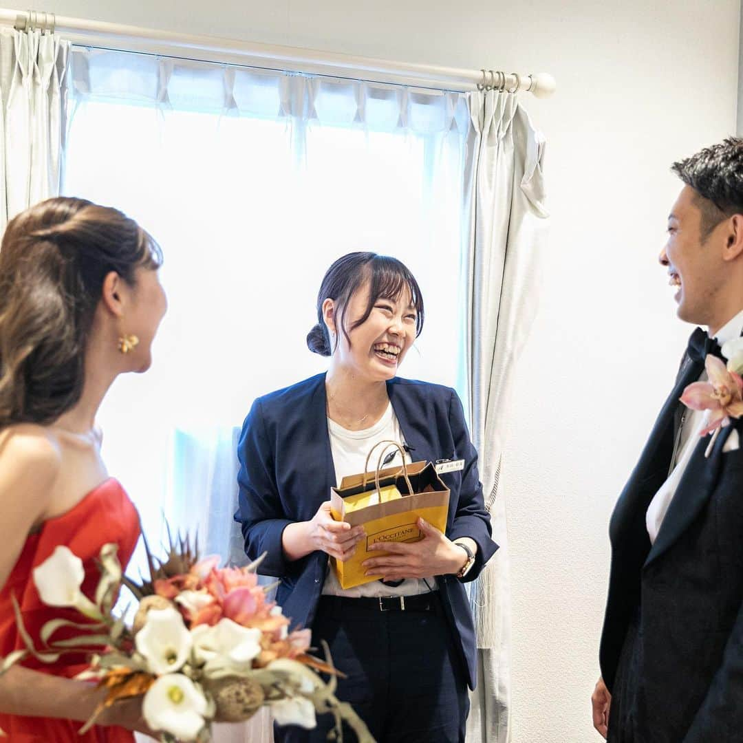 アルカンシエル南青山さんのインスタグラム写真 - (アルカンシエル南青山Instagram)「【Wedding Photo Wish Staff❁】 ・ アルカンシエル南青山にて結婚式を迎えられたお2人♡ ・  4ヶ月前から一緒に準備をして、当日無事に迎えられましたこと 大変嬉しく思います✨ 式後には会えなくなってしまいちょっぴり悲しくなる気持ちも･･･ ・ おふたりからのサプライズのお手紙も とっても忘れられません ・ 結びにおふたりと担当プランナーでお写真を撮らせていただきました📸 ・ この度はご結婚誠におめでとうございます！！♡  . .................................. 南青山で🌱光×水×緑🌿 を感じられる結婚式場🕊✴︎ . 『感謝を、式のまんなかに。』をテーマに 自然体で感謝が伝わる結婚式の事例を紹介💛 . 👇🏻をタップ🌈👣 @arcenciel.minamiaoyama ......................................  #スタッフ写真  #結婚式フォト  #ウエディングフォト  #オリジナルフォト  #ウエディングレポート #ウエディングレポ #アルカンシエル #アルカンシエル南青山 #アルカン花嫁 #東京花嫁 #東京プレ花嫁 #東京ウェディング #東京結婚式 #表参道花嫁 #表参道プレ花嫁 #表参道ウェディング #表参道結婚式 #ナチュラルウェディング #日本中のプレ花嫁さんと繋がりたい #感謝を式のまんなかに #2023秋婚 #2023冬婚 #2024春婚 #2024夏婚」10月2日 21時00分 - arcenciel.minamiaoyama