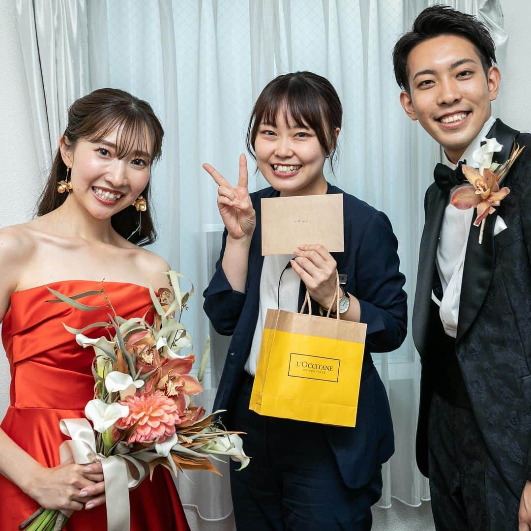 アルカンシエル南青山さんのインスタグラム写真 - (アルカンシエル南青山Instagram)「【Wedding Photo Wish Staff❁】 ・ アルカンシエル南青山にて結婚式を迎えられたお2人♡ ・  4ヶ月前から一緒に準備をして、当日無事に迎えられましたこと 大変嬉しく思います✨ 式後には会えなくなってしまいちょっぴり悲しくなる気持ちも･･･ ・ おふたりからのサプライズのお手紙も とっても忘れられません ・ 結びにおふたりと担当プランナーでお写真を撮らせていただきました📸 ・ この度はご結婚誠におめでとうございます！！♡  . .................................. 南青山で🌱光×水×緑🌿 を感じられる結婚式場🕊✴︎ . 『感謝を、式のまんなかに。』をテーマに 自然体で感謝が伝わる結婚式の事例を紹介💛 . 👇🏻をタップ🌈👣 @arcenciel.minamiaoyama ......................................  #スタッフ写真  #結婚式フォト  #ウエディングフォト  #オリジナルフォト  #ウエディングレポート #ウエディングレポ #アルカンシエル #アルカンシエル南青山 #アルカン花嫁 #東京花嫁 #東京プレ花嫁 #東京ウェディング #東京結婚式 #表参道花嫁 #表参道プレ花嫁 #表参道ウェディング #表参道結婚式 #ナチュラルウェディング #日本中のプレ花嫁さんと繋がりたい #感謝を式のまんなかに #2023秋婚 #2023冬婚 #2024春婚 #2024夏婚」10月2日 21時00分 - arcenciel.minamiaoyama