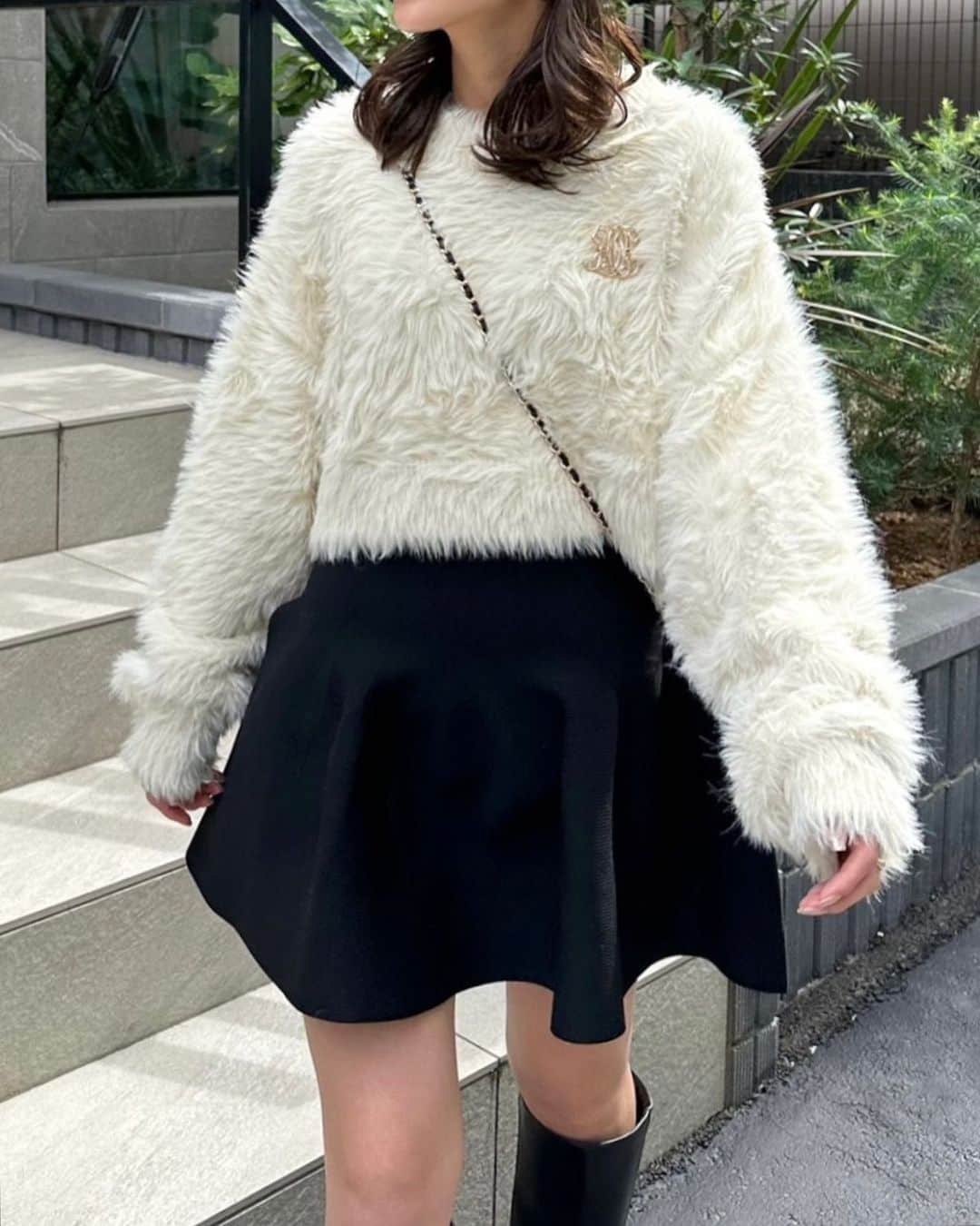 WHO’S WHO Chicoのインスタグラム：「. 【PRE  ORDER】 シャギーショート丈ニット price : ¥7,700(tax in) color :ライトベージュ、ピンク、ブルー、グレー ※ブローチは別売りです。  10/5(木)店舗入荷予定！(遠方店舗は10/6(金)予定です) .  　 #Chico #SalonbyChico  #シャギーニット #ニット #2023aw #23aw . ※商品ページでは、遅延などの影響も考え納期を少し先に設定させていただいております。 予約商品は商品ページにて記載している納期より早いお届けになる場合がございますので予めご了承ください」