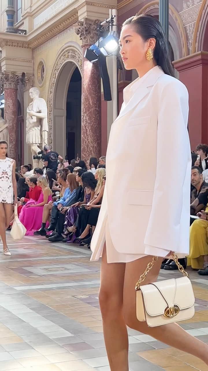 AnOther Magazineのインスタグラム：「With a show-stopping performance by @fkatwigs, @maisonvalentino’s Spring/Summer 2024 show was a celebration of femininity and the body.  Titled L’École – ‘school’ in French – creative director @pppiccioli’s latest collection featured cut-outs on dresses – open windows to bare skin beneath – tailoring sensuously cut to flatter the form, and simple yet elevated T-shirts and jeans. While ostensibly more risqué than previous collections, this season Piccioli highlighted the joys of comfort, both in one’s own clothing, and in one’s skin.   🎥 by @alexanderfury and @emmaedavidson」