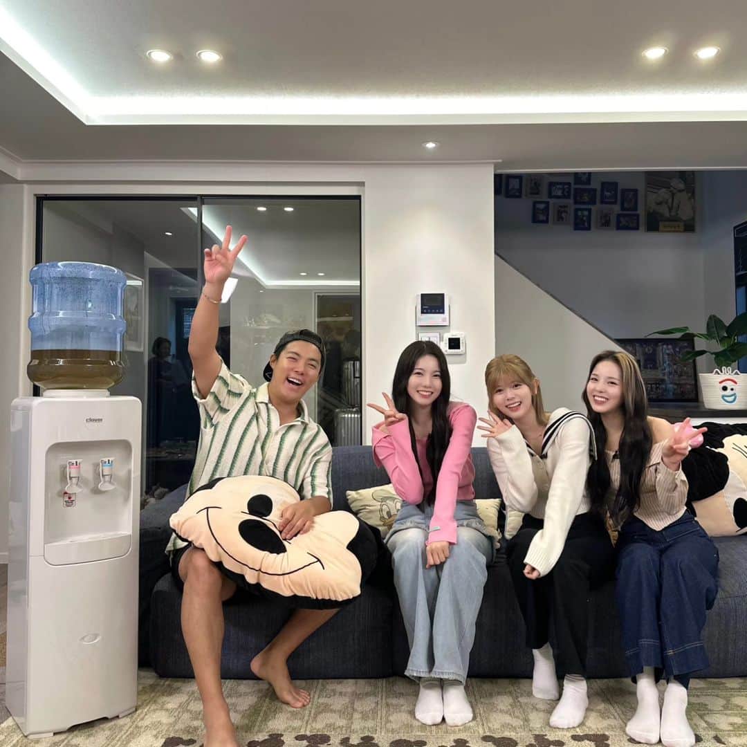 カンナム のインスタグラム：「#Niziu 가 왔어요^^ 간바레 Niziu !!!!!  世界で売れちゃって！！！！！！！！ #동내친구강나미」