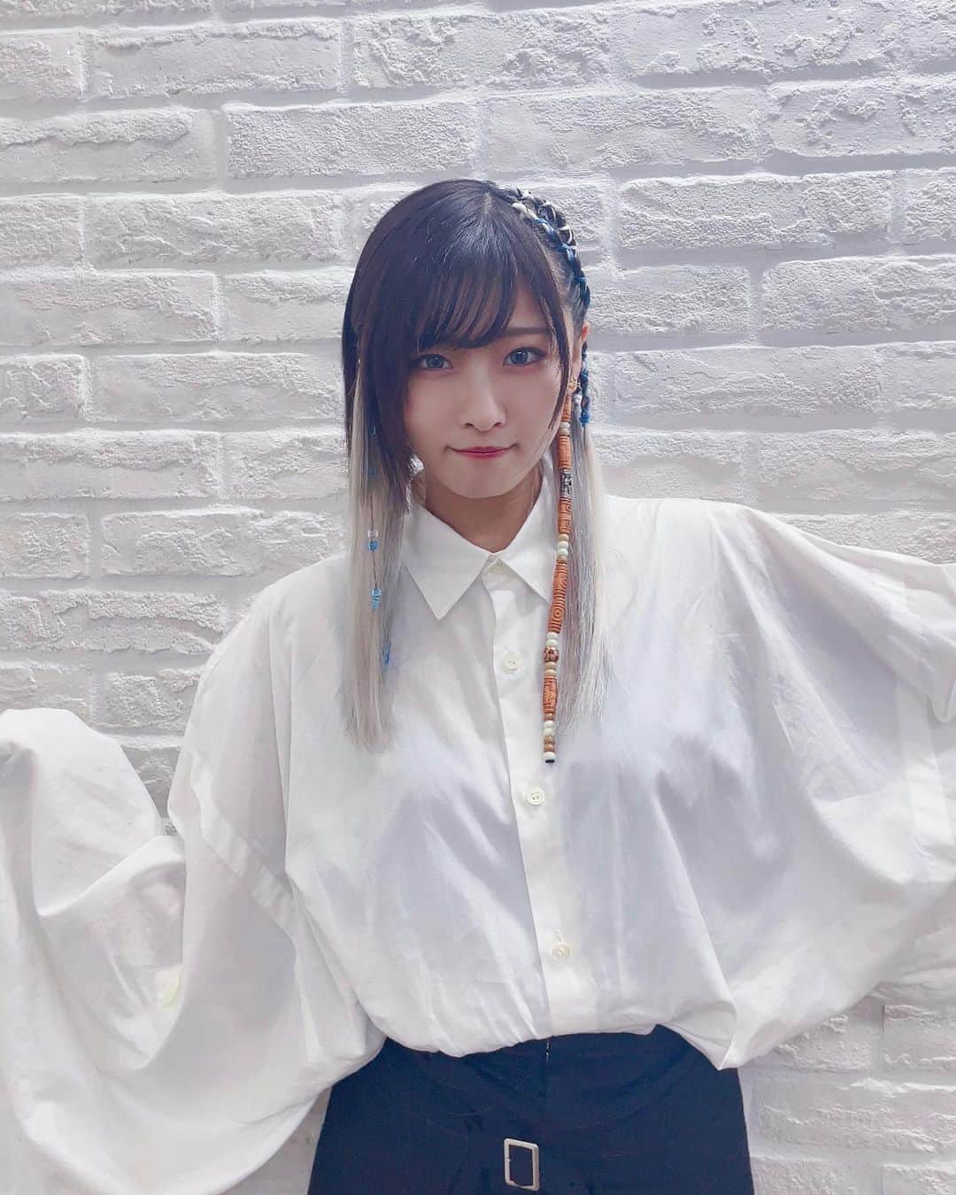 松田彩希のインスタグラム：「. 8月26日のA3さんのお渡し会のお衣装と髪型！ 載せてない写真ゆっくりあげていきます〜〜！ この日はみんなとゆったり話せて楽しかったなあ！  #エクステ #コーンロウ #編み込み #ポイントブレイズ」