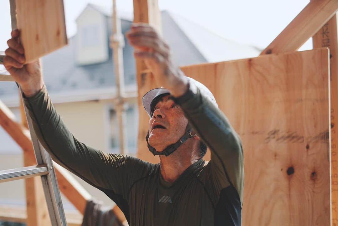 クボタ住建さんのインスタグラム写真 - (クボタ住建Instagram)「「木の家だからできること」  #クボタ住建  棟梁を中心とした自社大工がクボタ住建の強み。  豊富な経験と熟練の技術を継承しながら、 日々大工の技を磨いています。  納得のいく「家づくり」 をするためには、 施主さまと同じ思いを共有し、 それを実現する確かな技術をもった自社大工の存在は欠かせません。 クボタ住建は全棟自社大工の4人が建てています。  一枚目○久保田棟梁 二枚目○比嘉大工 三枚目○林大工 四枚目○宮本大工  ＜クボタ住建施工＞  @kubota_jyuken  #自社大工 #職人技 #棟梁 #確かな技術 #安心の家づくり #ベテラン大工 #建築現場 #社員大工  クボタ住建は優しく温かい自然素材の木の家をつくります HP & more photos→@kubota_jyuken 施工事例多数掲載しております。 ホームページへもぜひ↓ https://kubotajyuken.com/  ⭐︎スタッフブログ⭐︎ https://kubotajyuken.com/blog/  #クボタ住建 #神奈川の注文住宅 #大和市#湘南の家#suumo注文住宅 #自由設計 #木の家 #無垢の家 #自然素材の家 #和モダンな家 #暮らしをつくる #暮らしを楽しむ #丁寧な暮らし#構造現し  クボタ住建 棟梁の自宅、随時見学受付ます。 資料請求やお問い合わせも是非。 メッセージDMでもどうぞ」10月2日 20時21分 - kubota_jyuken