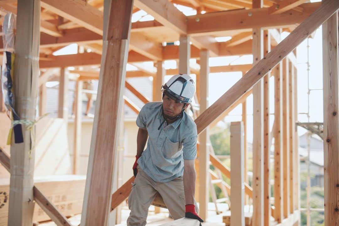 クボタ住建さんのインスタグラム写真 - (クボタ住建Instagram)「「木の家だからできること」  #クボタ住建  棟梁を中心とした自社大工がクボタ住建の強み。  豊富な経験と熟練の技術を継承しながら、 日々大工の技を磨いています。  納得のいく「家づくり」 をするためには、 施主さまと同じ思いを共有し、 それを実現する確かな技術をもった自社大工の存在は欠かせません。 クボタ住建は全棟自社大工の4人が建てています。  一枚目○久保田棟梁 二枚目○比嘉大工 三枚目○林大工 四枚目○宮本大工  ＜クボタ住建施工＞  @kubota_jyuken  #自社大工 #職人技 #棟梁 #確かな技術 #安心の家づくり #ベテラン大工 #建築現場 #社員大工  クボタ住建は優しく温かい自然素材の木の家をつくります HP & more photos→@kubota_jyuken 施工事例多数掲載しております。 ホームページへもぜひ↓ https://kubotajyuken.com/  ⭐︎スタッフブログ⭐︎ https://kubotajyuken.com/blog/  #クボタ住建 #神奈川の注文住宅 #大和市#湘南の家#suumo注文住宅 #自由設計 #木の家 #無垢の家 #自然素材の家 #和モダンな家 #暮らしをつくる #暮らしを楽しむ #丁寧な暮らし#構造現し  クボタ住建 棟梁の自宅、随時見学受付ます。 資料請求やお問い合わせも是非。 メッセージDMでもどうぞ」10月2日 20時21分 - kubota_jyuken