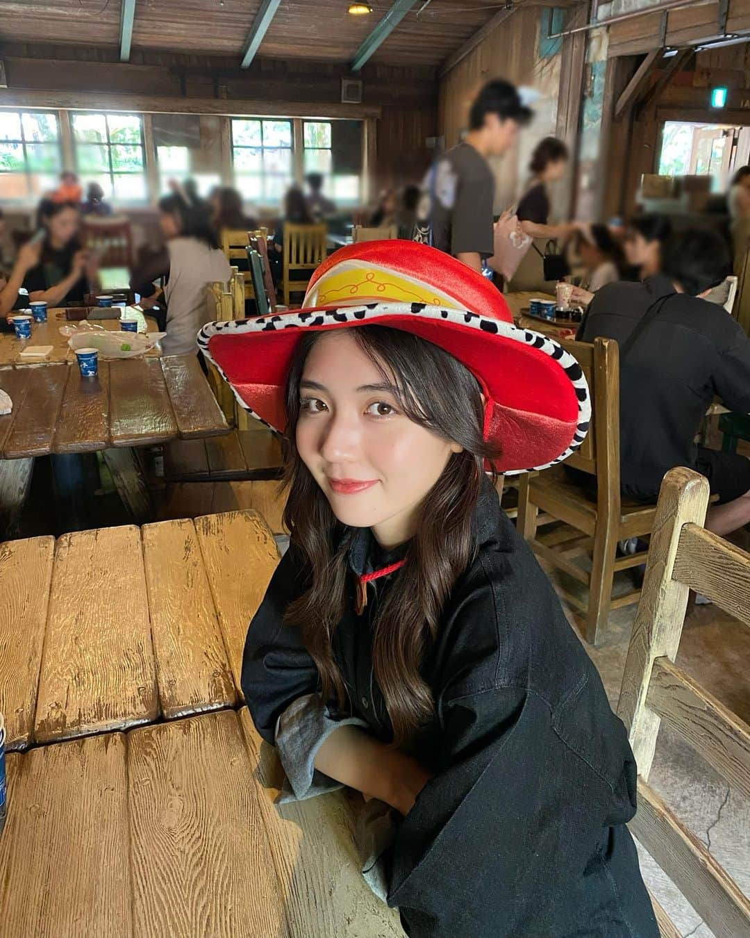 宮本和奏のインスタグラム：「❤️❤️❤️ 大好きな友達とディズニー言った時の！ ジェシーコーデしたよ！  めっちゃ楽しかったー！！ 夢の国は最高です🥺  みんなの好きな乗り物は何ー？ #宮本和奏」