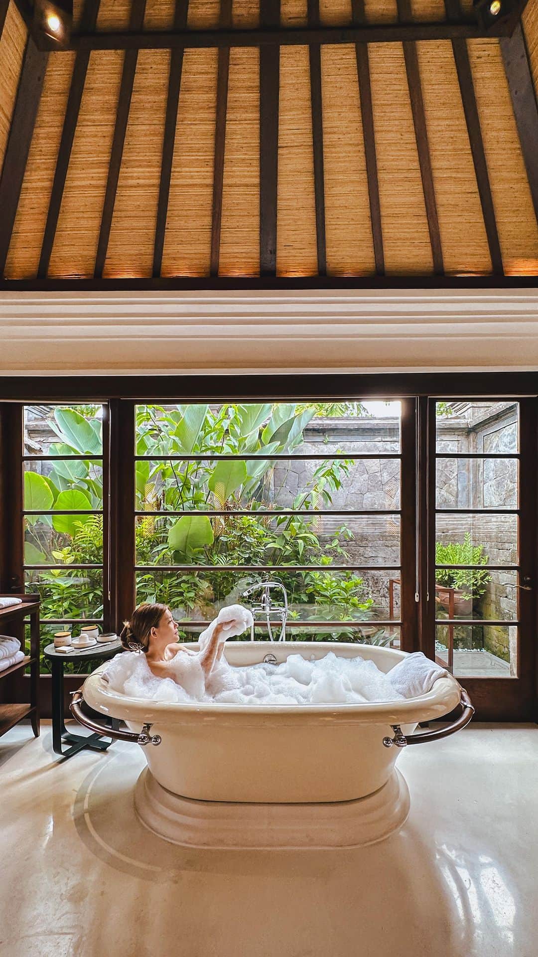Stella Leeのインスタグラム：「Romanticizing bath time at @fsbali ❤️」