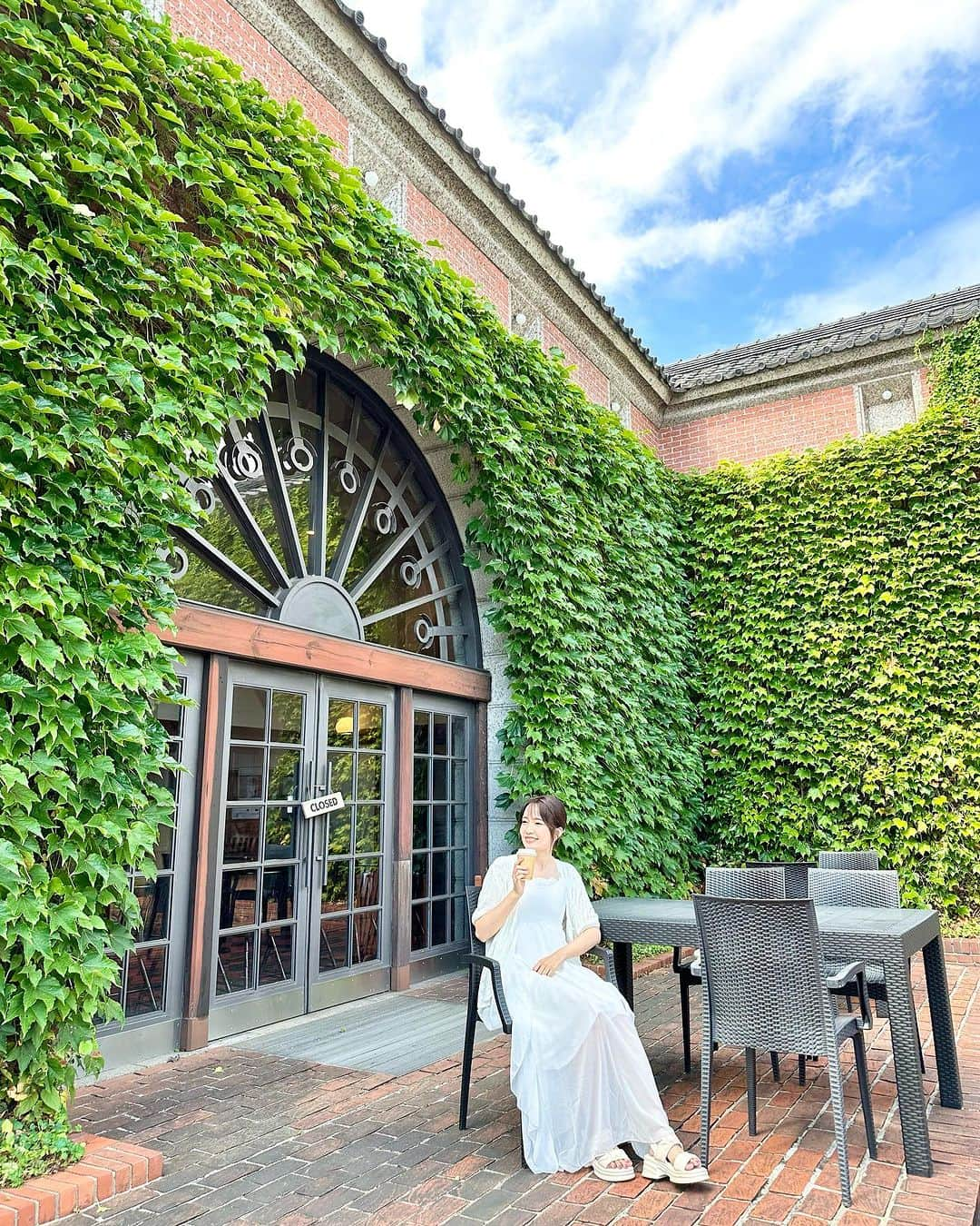 浅井麻里のインスタグラム：「🌿倉敷アイビースクエア/岡山県🌿 ⁡ 岡山県の倉敷アイビースクエア✨ ⁡ ツタ（アイビー）がからまる赤いレンガが 印象的な建物🌿 ⁡ 明治時代の倉敷紡績所発祥工場の外観や立木を再利用した ホテル・文化施設をあわせもつ複合観光施設💫 レトロな雰囲気も素敵だった❤️ ⁡ ホテルに泊まったんだけど、ディナーも美味しかったし 敷地内の記念館とかも見学できて楽しかったなぁ♬ ⁡ 倉敷美顔地区の散策写真は前に投稿してるから 見てみてねー💕🏯 ⁡ ⁡ #倉敷アイビースクエア #ホテル #アイビースクエア  #倉敷 #倉敷美観地区 #岡山県 #岡山 #岡山観光 #岡山旅行 #岡山旅 #倉敷美観地区散策 #倉敷観光 #倉敷の美観地区 #倉敷旅行 #旅ライター #トラベルライター #タビジョ #jp_mood #japantravel #倉敷ホテル #岡山ホテル #ホテルステイ #フォトジェニック #japantrip #レトロ #ホテルステイ」