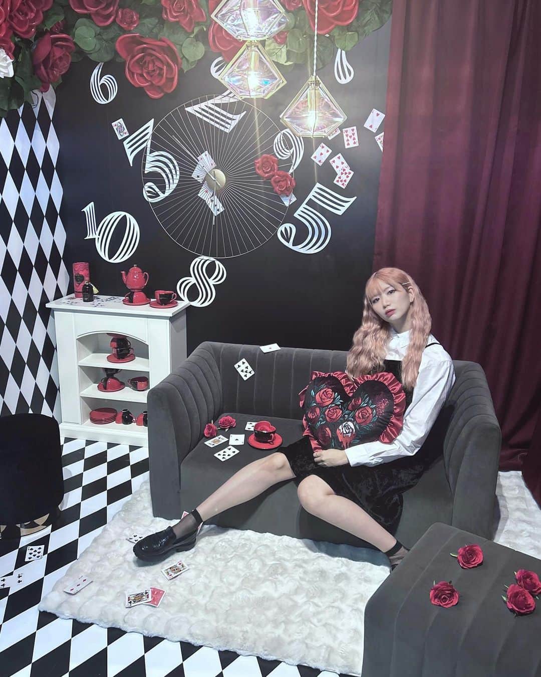 アリスムカイデさんのインスタグラム写真 - (アリスムカイデInstagram)「バラの花を赤く塗ろうよ 大事な秘密がばれぬように  小さな頃から本当に好きなシーンで、ブランドのルックでバラの花束に白を混ぜているのも実はここからきているのでピンポイントでグッズ化されてとっても嬉しかったです  ポーチと迷ってバッグをお迎えしました」10月2日 20時25分 - arismukaide