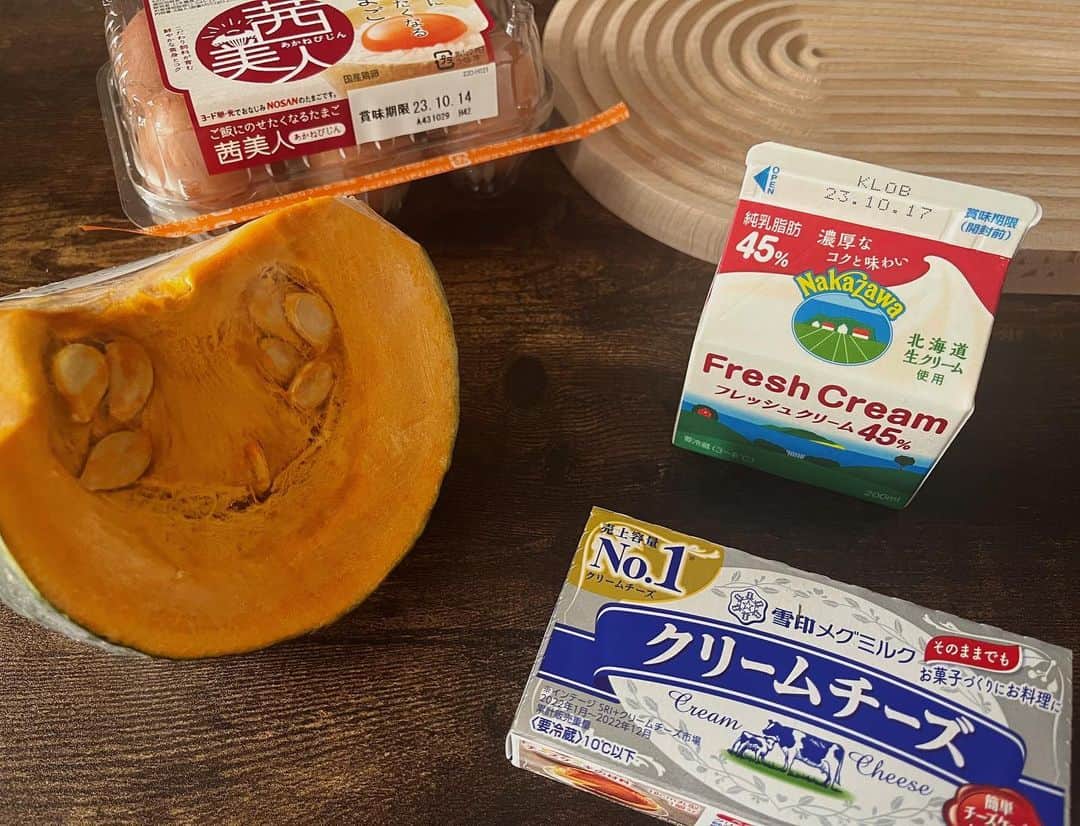 吉高寧々さんのインスタグラム写真 - (吉高寧々Instagram)「かぼちゃの バスクチーズケーキ作ったよ🎃❤️  明日ピクニックするから持ってくんだ🐭🧀  久々お菓子作りしたらやっぱり楽しくて しばらくまたハマりそう🫧 黙々と何かに集中してする作業が好きです！！  でも洗い物はやっぱりめんどくさいです🙈💖   #吉高寧々」10月2日 20時25分 - _yoshitaka_nene