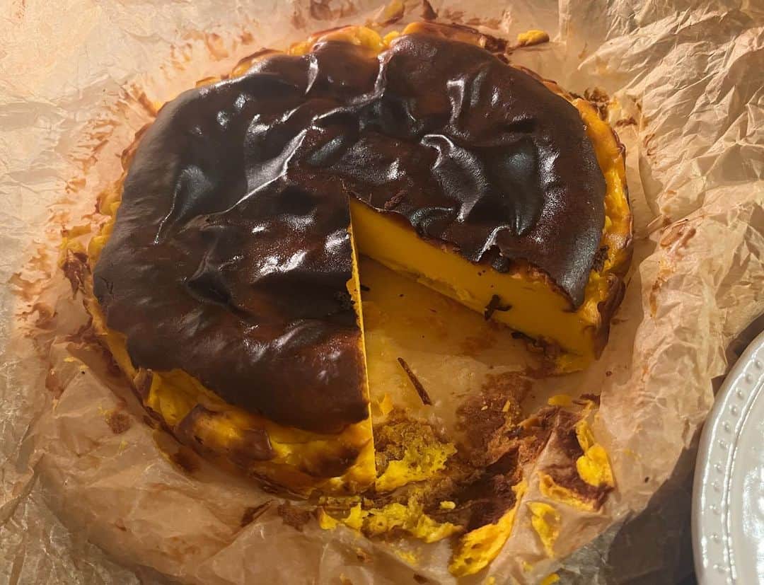吉高寧々さんのインスタグラム写真 - (吉高寧々Instagram)「かぼちゃの バスクチーズケーキ作ったよ🎃❤️  明日ピクニックするから持ってくんだ🐭🧀  久々お菓子作りしたらやっぱり楽しくて しばらくまたハマりそう🫧 黙々と何かに集中してする作業が好きです！！  でも洗い物はやっぱりめんどくさいです🙈💖   #吉高寧々」10月2日 20時25分 - _yoshitaka_nene