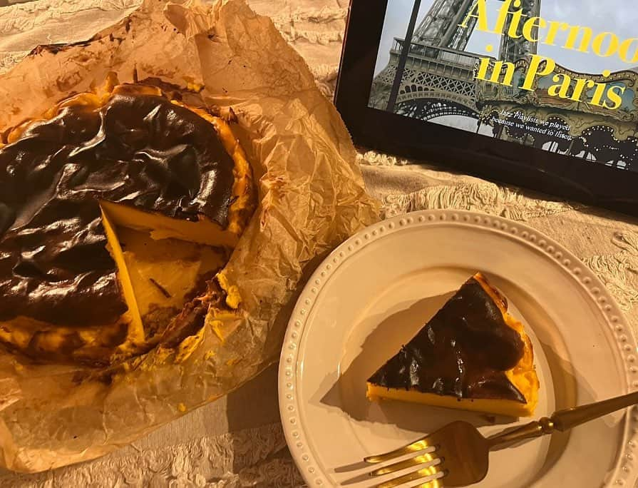 吉高寧々のインスタグラム：「かぼちゃの バスクチーズケーキ作ったよ🎃❤️  明日ピクニックするから持ってくんだ🐭🧀  久々お菓子作りしたらやっぱり楽しくて しばらくまたハマりそう🫧 黙々と何かに集中してする作業が好きです！！  でも洗い物はやっぱりめんどくさいです🙈💖   #吉高寧々」