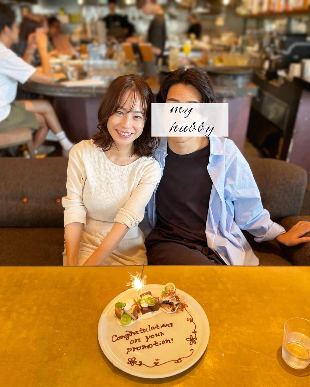 伊藤沙織のインスタグラム：「10/1付で夫が昇級したので、先週サプライズでお祝い🎉 娘は爆睡中だったのでみえてないけどベビーカーの中です😂👶🏻🤍  夫は育休を産前と産後で約1ヶ月半取得してくれました。 里帰り出産だったので私の実家に1ヶ月一緒に住んで、娘の世話を産後すぐから2人で協力してできたのは有り難かったです🥹🫶  夫の育休が明けて、心細い。。🥲 とは言え夫はしばらく在宅勤務なのと、12月にまた育休を取得してくれるのでそれまで楽しみながら頑張ります☺️  いつも娘と私のことを大切にしてくれてありがとう〜！ これからも協力して娘を育てていこうね❣️  #新米パパママ #夫育休終了のお知らせ」