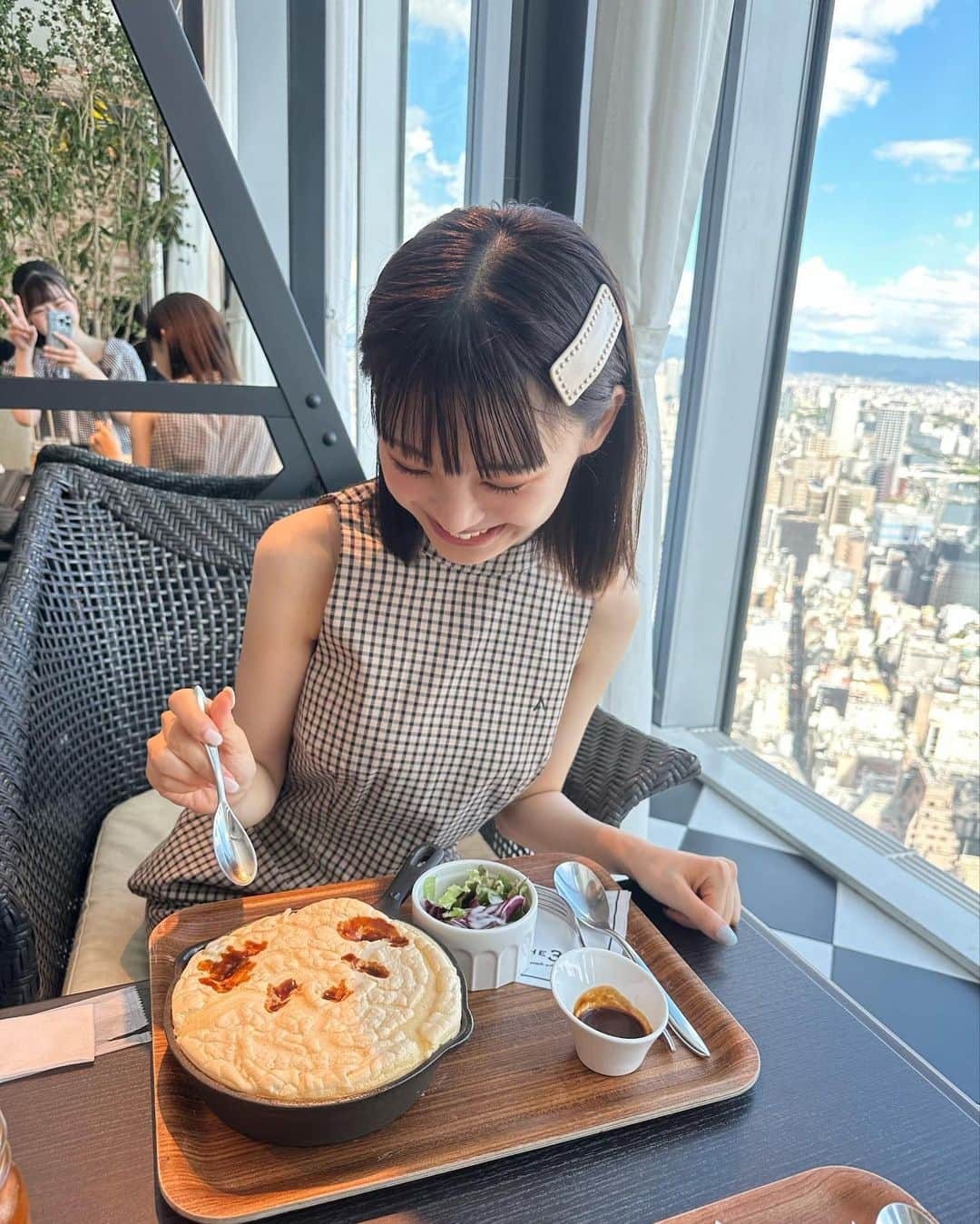 新澤菜央さんのインスタグラム写真 - (新澤菜央Instagram)「美味しくなるおまじないかけてあげようか🪄⭐️❔  ⠀ #彼女の私服がかわいい #低身長コーデ #sサイズコーデ #sサイズ女子 #156cm #骨格ウェーブ #イエベメイク #the33teaandbarterrace #大阪カフェ #大阪グルメ #大阪ランチ #西梅田 #andmary #frayid #rande #ノースリーブ #ワンピース #ワンピースコーデ #ootd #code #dailylook #fashion」10月2日 20時37分 - _shinshin_48