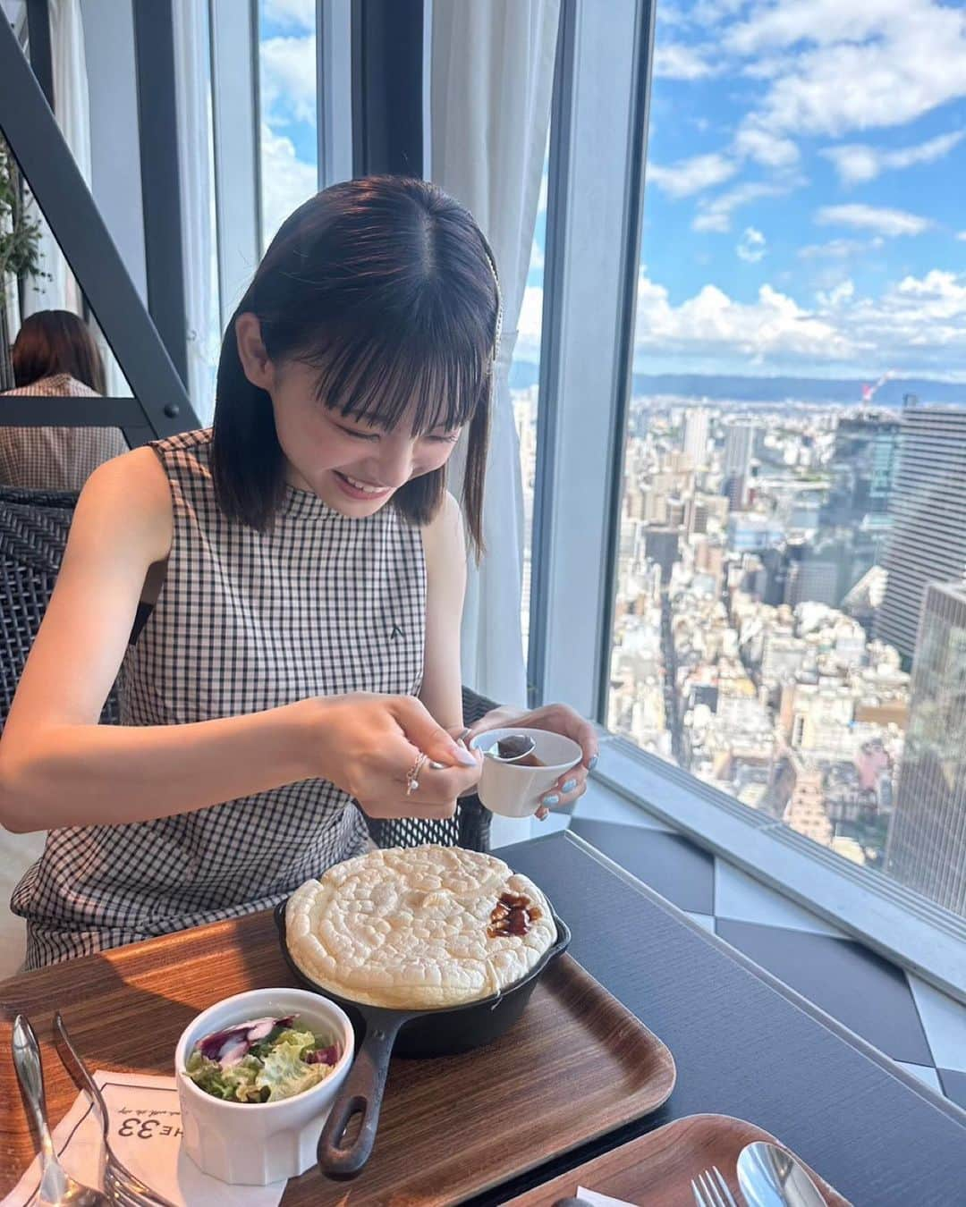 新澤菜央さんのインスタグラム写真 - (新澤菜央Instagram)「美味しくなるおまじないかけてあげようか🪄⭐️❔  ⠀ #彼女の私服がかわいい #低身長コーデ #sサイズコーデ #sサイズ女子 #156cm #骨格ウェーブ #イエベメイク #the33teaandbarterrace #大阪カフェ #大阪グルメ #大阪ランチ #西梅田 #andmary #frayid #rande #ノースリーブ #ワンピース #ワンピースコーデ #ootd #code #dailylook #fashion」10月2日 20時37分 - _shinshin_48