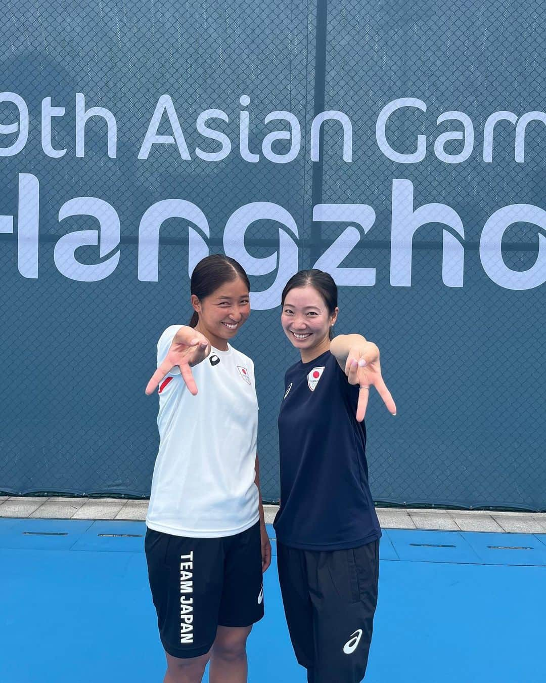 小堀桃子のインスタグラム：「. . . 👭🫶 . . . #asiangames #asiangames2022 #teamjapan #tennis #がんばれニッポン #アジア大会 #hangzhou #chaina」