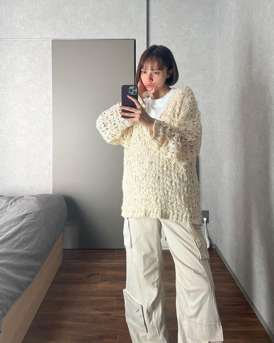 伊藤ニーナのインスタグラム：「(本当はチャック閉まってないけどね♡) #にーなのしふく #ootd  ほとんどのお洋服は着れなくなったけど マタニティ服はまだ買っていない🤣 残り少しの妊婦生活、 このまま買わずに済むことが今の小さな目標🤤👌🌼」