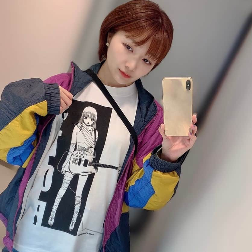 むぎのインスタグラム：「悩んだ結果いっぱい着れそうな半袖Tシャツにした☺️このデザイン、前の展示行った時は売り切れてて手に入らなかったからゲットできて嬉しすぎる〜🌈！ #ストップひばりくん #江口寿史」