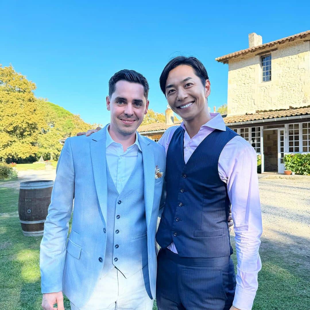 友永真也のインスタグラム：「Félicitations pour votre mariage !! @bastien.hunting  @romanebr   昨日はバスチャン(フランスの弟)の結婚式でした🇫🇷  13歳でフランスに渡りそこで出会ったホームステイ先の弟でした😄 その当時彼はまだ9歳で小さな小さな子供でした👦  もう24年の付き合いになるなんて、中学生の時は考えたことも無かったです😁 結婚式に参加出来てホントに楽しく嬉しい1日でした！！  フランスの結婚式は長く、15時スタートで終わりは朝の5時です🤭 そして次の日の11時にみんな揃ってブランチして15時頃解散します🌟 みんな元気過ぎてびっくりしました🌟笑」