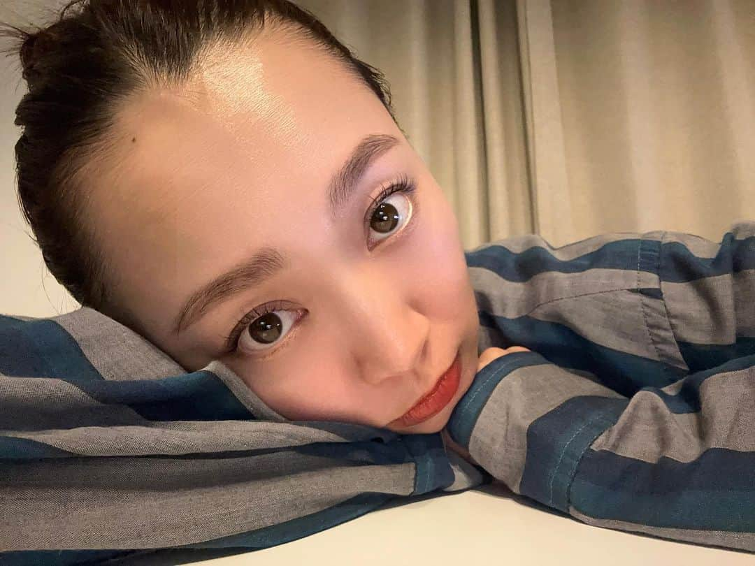 橋本愛奈のインスタグラム：「初めてハリウッドブロウリフトを体験して、 感動した30歳ラスト☁️  元からしっかり眉なので、 特に気にしていなかったけど 毛流れが自由自在になってメイクしやすい！ この日は @lenalevi_cosmetics のコスメを使って メイク仕上げてもらいました☺︎ ちなみに、使ってもらったアイテムは、 ↓↓↓ ・クリアマスカラ ・ツイストペンシル / ブルネッテ ・ライナーリキッドペン200 ・ルミナイザー でした♡  眉毛ひとつで印象すごい変わるから、 しっかりケア大事だな〜〜わたしは平行眉が好みなのでナチュラルに仕上げてもらったよ〜〜 次はお顔のワックスもしたい！  ネイルやアイラッシュも同時に出来るらしいので、 産後落ち着いたらゆっくりまたお邪魔します🌷」