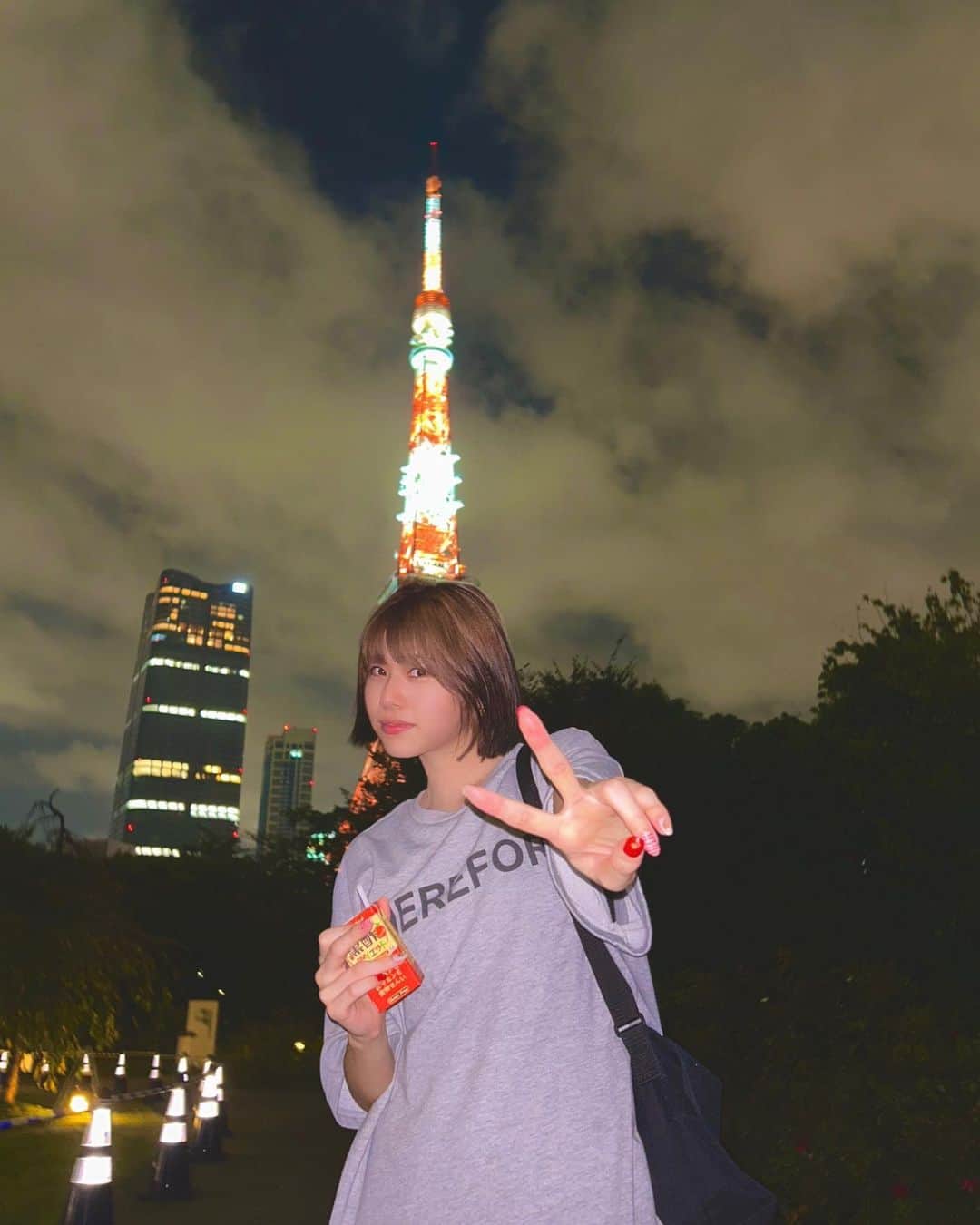 ゆーりのインスタグラム：「すっぴんダル着で夜のお散歩🌃🗼 ⁡  ⁡ りんご酢好き〜！！！😆😆  ストレス発散方法的なの見つけたいんだけどなんかいいのないかなぁ〜？💭 みんなは何してストレス発散してるー？？ ⁡ ⁡」
