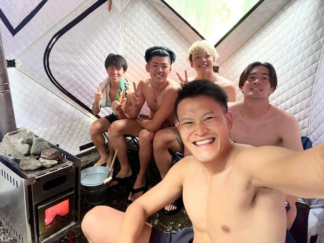 菊池大介さんのインスタグラム写真 - (菊池大介Instagram)「・ ・ ・ 最高のサ活🧖♨️  足柄のテントサウナ @ashigara_sauna にベルマーレフットサルメンバーで行ってきました。  サウナでこんなに整ったのは初めて。ほんと最高だった。 明日からまた頑張ろ🤩💪  是非究極のサ活を求めて足柄のテントサウナに遊びにきてください😎☀️  #足柄のテントサウナ #bellmare_F #ThanksRespect #Fリーグ」10月2日 20時45分 - kikudai0412