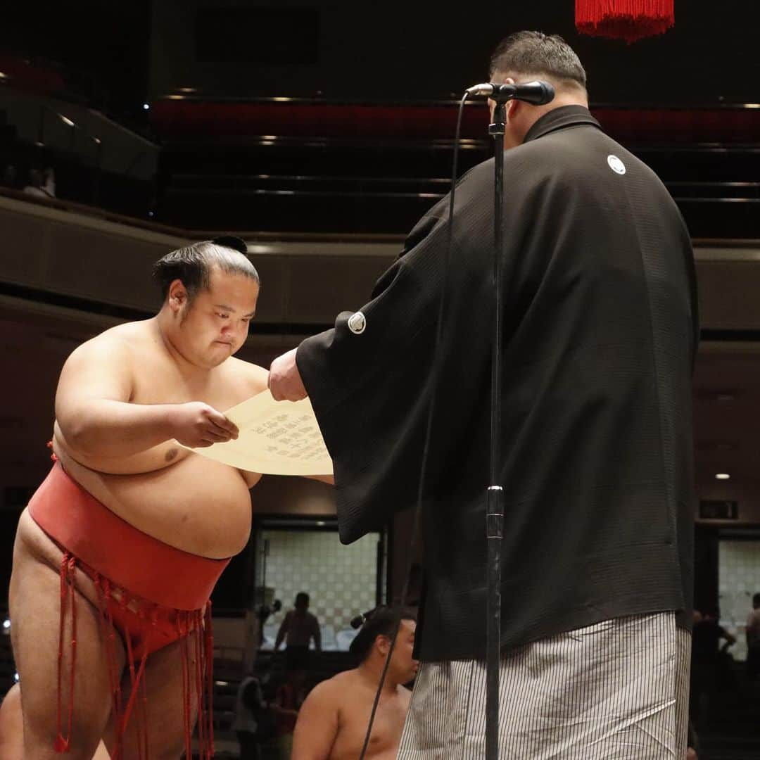 日本相撲協会さんのインスタグラム写真 - (日本相撲協会Instagram)「明治神宮力士戦士権大会  令和5年10月2日、 国技館で明治神宮力士選士権が行われました。 それに先立ち、明治神宮では横綱照ノ富士による奉納土俵入り。 太刀持ち翠富士、露払い熱海富士。  国技館では前回大会優勝の豊昇龍より優勝旗返還。 その後トーナメント戦が行われ、霧島が見事優勝を果たしました。 第二部の十両トーナメント戦は島津海が制しました。  @sumokyokai  #sumo #相撲 #明治神宮 #明治神宮力士戦士権 #国技館 #東京 #両国 #japan #tokyo #お相撲さん #霧島 #島津海」10月2日 20時45分 - sumokyokai