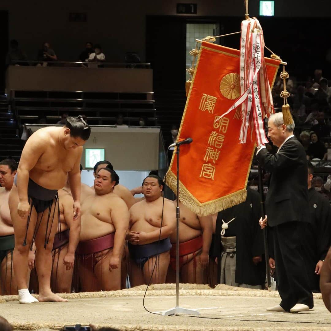 日本相撲協会さんのインスタグラム写真 - (日本相撲協会Instagram)「明治神宮力士戦士権大会  令和5年10月2日、 国技館で明治神宮力士選士権が行われました。 それに先立ち、明治神宮では横綱照ノ富士による奉納土俵入り。 太刀持ち翠富士、露払い熱海富士。  国技館では前回大会優勝の豊昇龍より優勝旗返還。 その後トーナメント戦が行われ、霧島が見事優勝を果たしました。 第二部の十両トーナメント戦は島津海が制しました。  @sumokyokai  #sumo #相撲 #明治神宮 #明治神宮力士戦士権 #国技館 #東京 #両国 #japan #tokyo #お相撲さん #霧島 #島津海」10月2日 20時45分 - sumokyokai