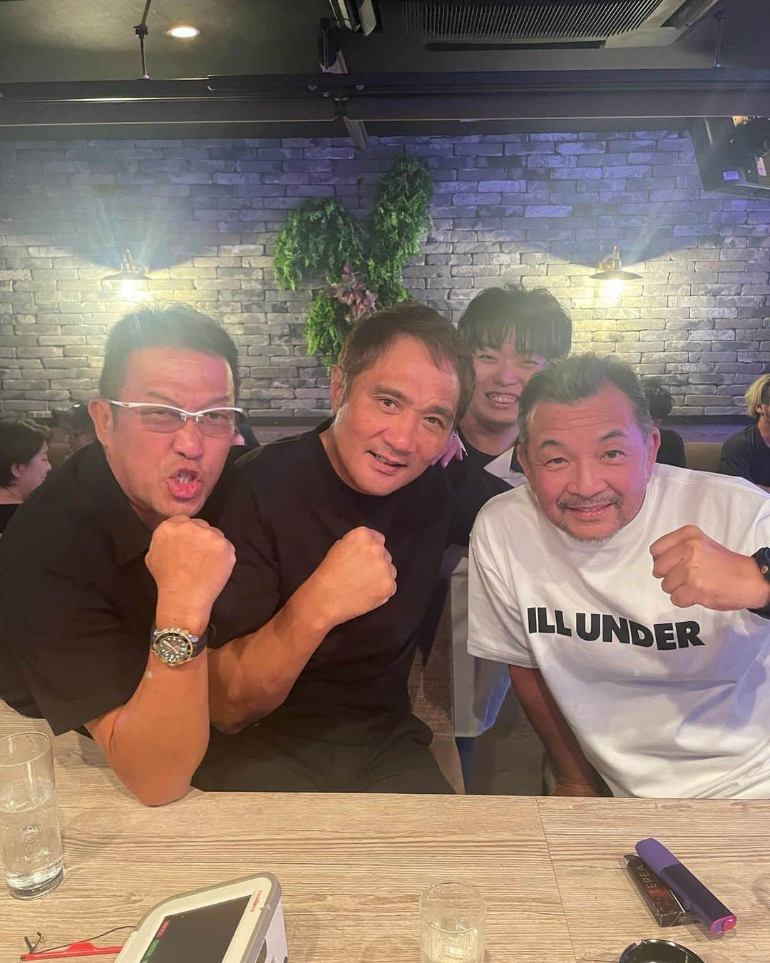 竹原慎二さんのインスタグラム写真 - (竹原慎二Instagram)「竹内力さん主演 欲望の街に出演✌️ 近日公開 撮影の合間に熱い話を聞かせていただきました #U-NEXT #欲望の街 #竹内力 #小沢和義  #中野英雄 #浪速ゆうじ #竹原慎二」10月2日 20時46分 - shinji__takehara