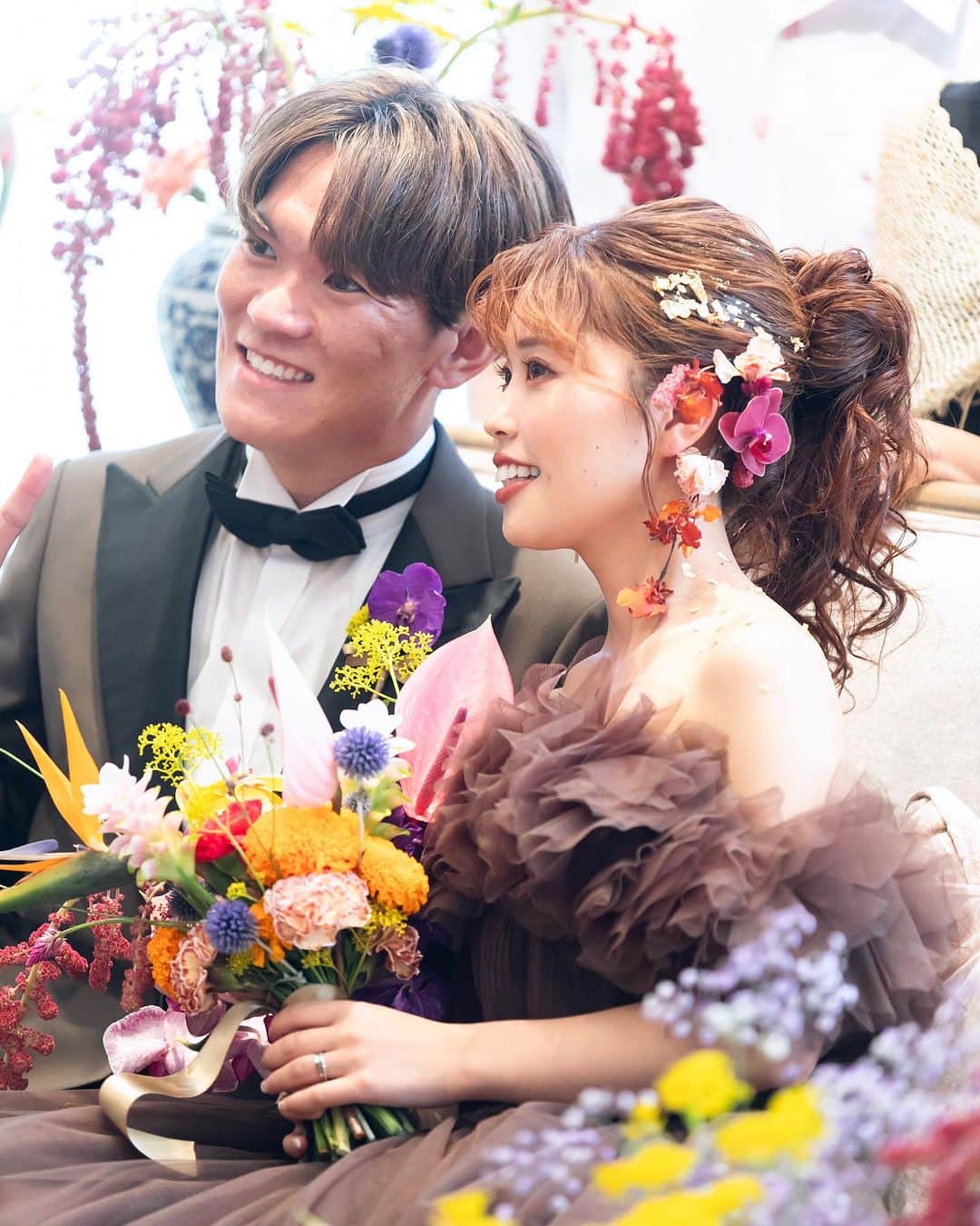ベストブライダル公式のインスタグラム：「~ 他の投稿はこちらから @bestbridal.jp 色使いがお洒落すぎる カラフルコーディネート~  お花にとことんこだわったWedding  ドレスタキシードはブラウンの ワントーンコーディネートに  抜け感あるカラフルなお花がドレスに 映えてお洒落で華やかな印象に◎  花嫁さまのこだわりの フラワーイヤーカフにも注目です💐  こちらの花嫁さまの会場 →星ヶ丘迎賓館アートグレイスクラブ @artgraceclub   ﹋﹋﹋﹋﹋﹋﹋﹋﹋﹋﹋﹋﹋﹋﹋﹋﹋﹋﹋﹋﹋﹋  \ウェディングフォト募集中/ @bestbridal.jp をフォローして、 お写真の投稿をお待ちしております  当アカウントでリグラムOKなベストブライダルの卒花嫁orプレ花嫁の皆様は、#ベストブライダル花嫁 もしくは #BB花嫁 のハッシュタグをつけて投稿をお願いします🌿  ※BB花嫁に投稿があったお写真をリグラムする際は、 個別にご連絡は行っておりません。予めご了承ください  \ブライダルフェアの予約について💐/  アカウントプロフィールのURL先、 各会場のHPもしくはDMよりご予約を承っております。 どんな式場が自分に合うかわからない、結婚式をするか迷っている...など些細なご質問でもお気軽にDMにてご相談ください✴︎」