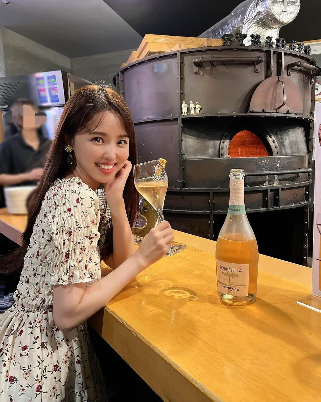 垰智子のインスタグラム：「先日、イタリア商工会からご招待いただき『Pizza✖︎Prosecco DOC 』のペアリングイベントに参加させてもらったよ🍾 . 世界のPizzaランキングにランクインしている2店舗のピッツェリアをいただいたんだけど、本当にとっても美味しかったぁ😍 . イタリアから来日したDenis Lovatel シェフが作るトリュフののったピザ🍕 と麻布にあるPIZZA STRADAのシェフが作るシャインマスカットのピザ🍕 . 泡が細かくて飲みやすいイタリアの @proseccodoc 、塩味があるPizzaにはロゼがすっごくあって美味しかった🤍🥂 . . 美味しいお食事に美味しいお酒はやっぱり楽しい🤍 . @iccjtokyo  #proseccodoc #proseccodocrosé #tasteprosecco #italiangenio #プロセッコdoc #プロセッコdocロゼ #italy #italia #food #プロセッコ #prosecco #alcohol」