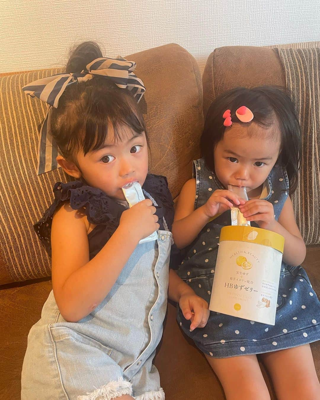 川畑ありさのインスタグラム：「なかよし姉妹👭💛 可愛いふたり👭💛  元々ゼリー大好きなにこなづ♡♡ ヨーグルトとかゼリーは常備するようにしてるんやけど、 この @hb101_flora の柚子ゼリーは、 お皿とかに入れず、袋のままで ちゅるっと自分で食べれるから 子供達も食べやすいし大人も楽☺️  スプーンもいらんしw🤣  しかも果実入ってて体にも良いから いくらでも食べ~！って感じで 気が済むまで食べさせてる🤣🤣  アリサも好きで一緒に食べてる🍋🍋 美味しいねんなぁ😋♡✨  #HBゆずゼリー #実生ゆず #健康 #美容 #健康食品 #PR」