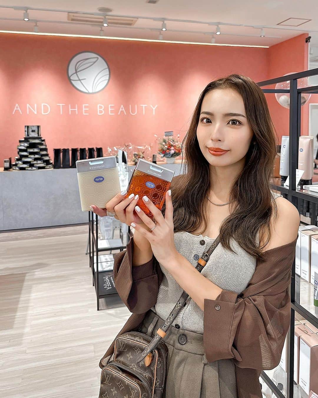 まおまおのインスタグラム：「ꔛ 𝟏𝟎.𝟎𝟏. 𝐍𝐄𝐖 𝐎𝐏𝐄𝐍 ꒱.*˚ꔛ 〖山口県山口市〗ヘアケア用品や美容アイテムが 3,000点以上並ぶお店がオープンしたよ😍  美容サロン専売品が全部試せる！ こんなお店欲しかった~🥹✨  お手頃価格な物からハイブランドまで勢揃い🫶🏼 女子会ランチの後にふらっと寄ったり デートで行っても楽しめる感じ💓  新しいシャンプーとトリートメントを新調したくて 色々試しながら迷った結果選んだのは… 投稿5枚目をチェック👉🏻💗  ちなみに1,100円でお試しシャンプーも できるらしい🛁(セルフブロー)  𖣰 @and_the_beauty_official ・ 山口県山口市朝田1740-1 ꕤ 10:00-19:00 (定休日:火曜) 🅿 駐車場有り  ꔛ  🏷 #PR #andthebeauty #サロン専売品 #山口市 #山口市美容院 #山口美容院 #山口県 #イースタンダード #estandard  ꔛ」