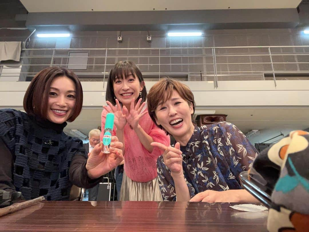 にしおかすみこさんのインスタグラム写真 - (にしおかすみこInstagram)「#酒井法子　さん #小野真弓　ちゃん  #ハッカ油 #リフレッシュ 好きでいつも携帯している私。  酒井さんが「どこに使ってるの？」と聞いてくださり  「顔にシュッシュッとふりかけてます」と言ったら、  「原液？顔面に？噴射？大丈夫？」となった。  ダメなのか😳 ずっと間違っていたよ。 どおりで、たまにヒリヒリするなと思っていた。。。  正しい使い方と、正しいハッカ効果を教わる😳✨  お二人とも笑ってくださっているが、 マジでびびった。 ガンガン顔面だったよ😳」10月2日 20時40分 - nishioka_sumiko