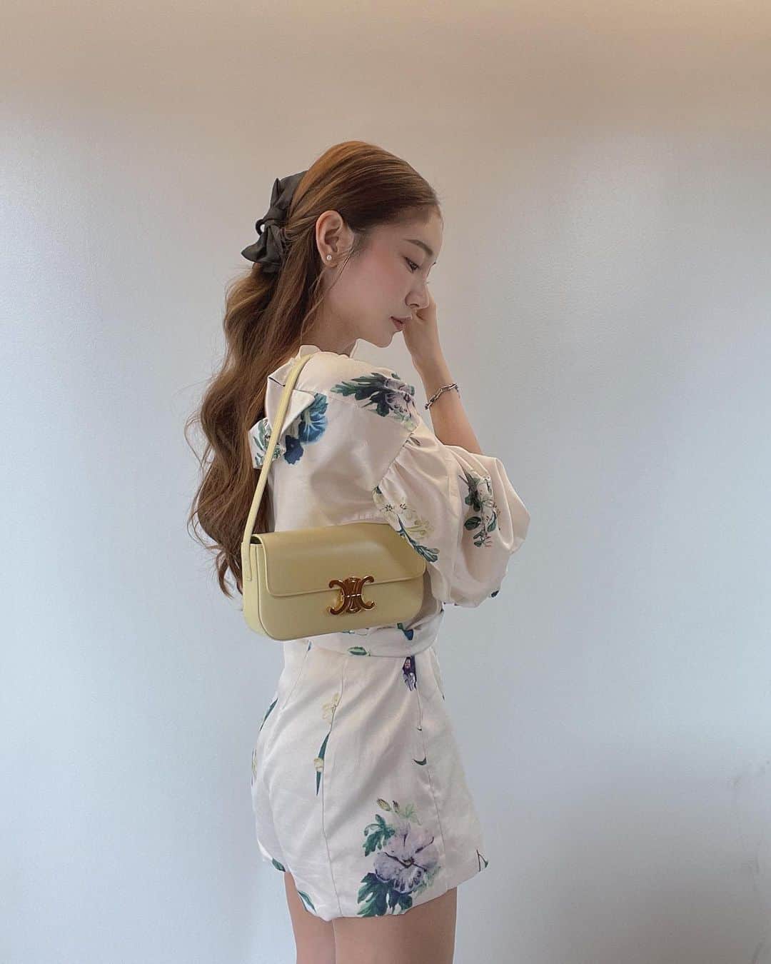 小林愛梨のインスタグラム：「💐 . . #韓国服通販 #韓国服ショップ  #qoo10メガ割 #qoo10  #購入品 #購入品紹介  #お団子ヘア #お団子アレンジ  #ファッションコーデ #fashion  #ootd #今日のコーデ #新作  #プチプラ #プチプラコーデ  #ファッション #girl #tokyo #韓国 #korea #オルチャン #lookbook」