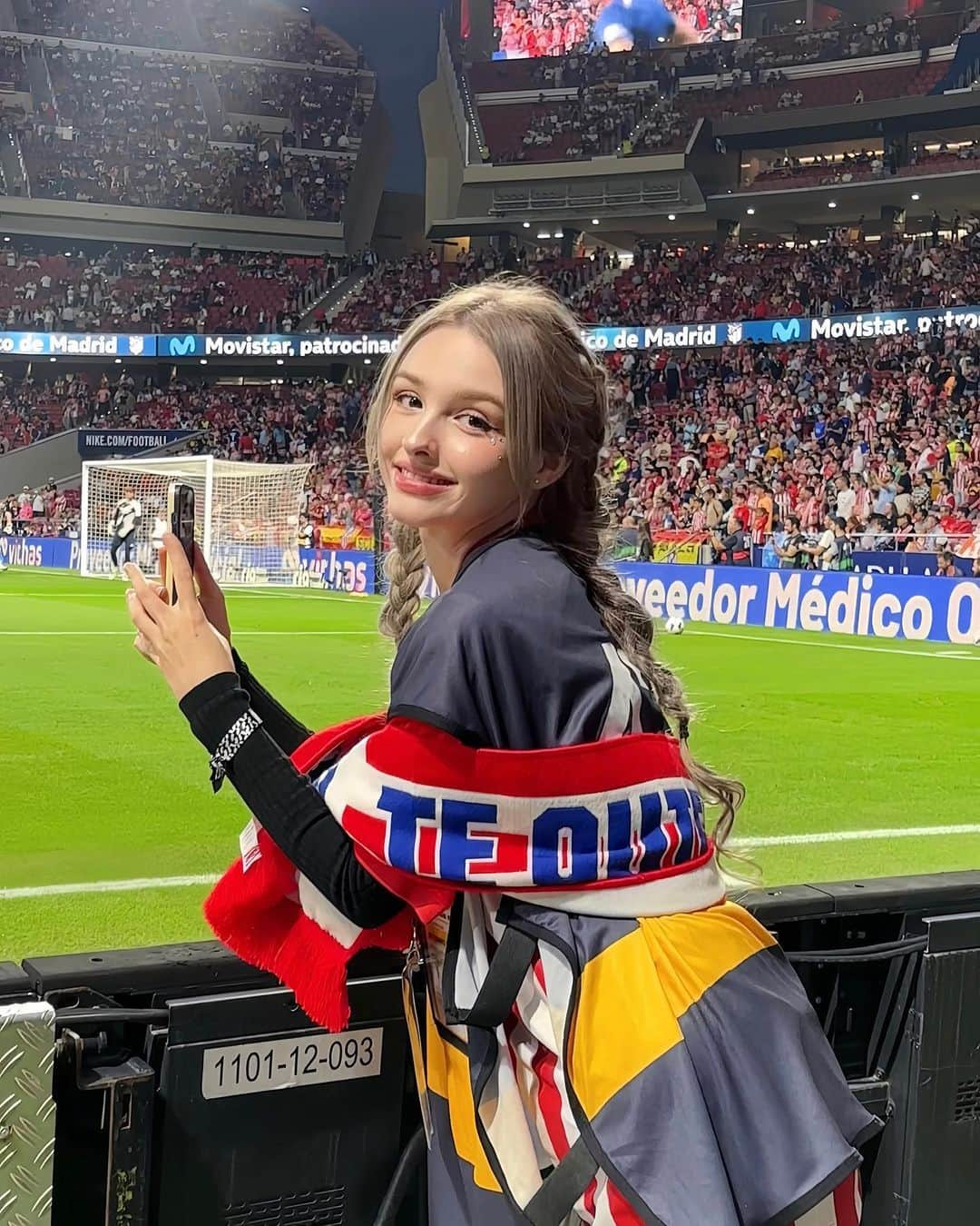 Elina 엘리나 (エリナ) のインスタグラム：「ATM vs RM🔥 What is your fav football club? Let’s me know ! 아틀란티코 대 레알 마드리드 직관 하고 왔지롱✌️마드리드에서 보는 축구 꿀잼⚽️ 좋아하는 팀이 어디인가요?  #onlyinmadrid #soonent @turismocmadrid @visita_madrid  #realmadrid #atleticomadrid」