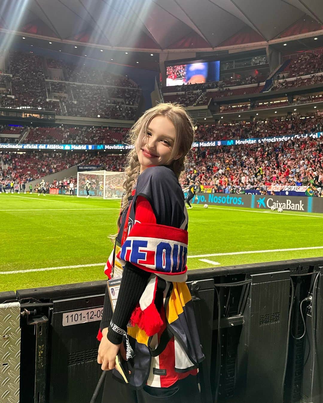 Elina 엘리나 (エリナ) さんのインスタグラム写真 - (Elina 엘리나 (エリナ) Instagram)「ATM vs RM🔥 What is your fav football club? Let’s me know ! 아틀란티코 대 레알 마드리드 직관 하고 왔지롱✌️마드리드에서 보는 축구 꿀잼⚽️ 좋아하는 팀이 어디인가요?  #onlyinmadrid #soonent @turismocmadrid @visita_madrid  #realmadrid #atleticomadrid」10月2日 20時40分 - elina_4_22