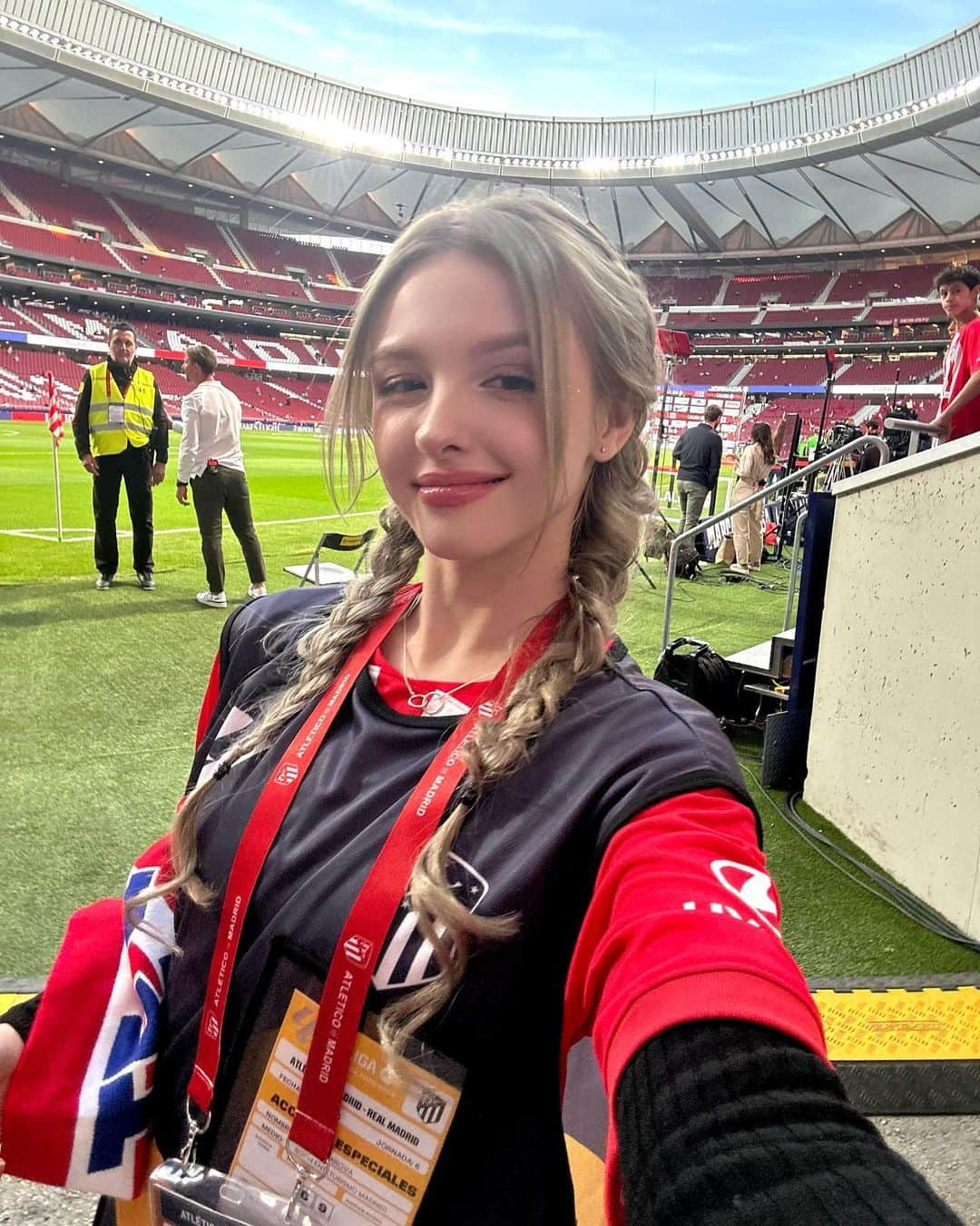 Elina 엘리나 (エリナ) さんのインスタグラム写真 - (Elina 엘리나 (エリナ) Instagram)「ATM vs RM🔥 What is your fav football club? Let’s me know ! 아틀란티코 대 레알 마드리드 직관 하고 왔지롱✌️마드리드에서 보는 축구 꿀잼⚽️ 좋아하는 팀이 어디인가요?  #onlyinmadrid #soonent @turismocmadrid @visita_madrid  #realmadrid #atleticomadrid」10月2日 20時40分 - elina_4_22